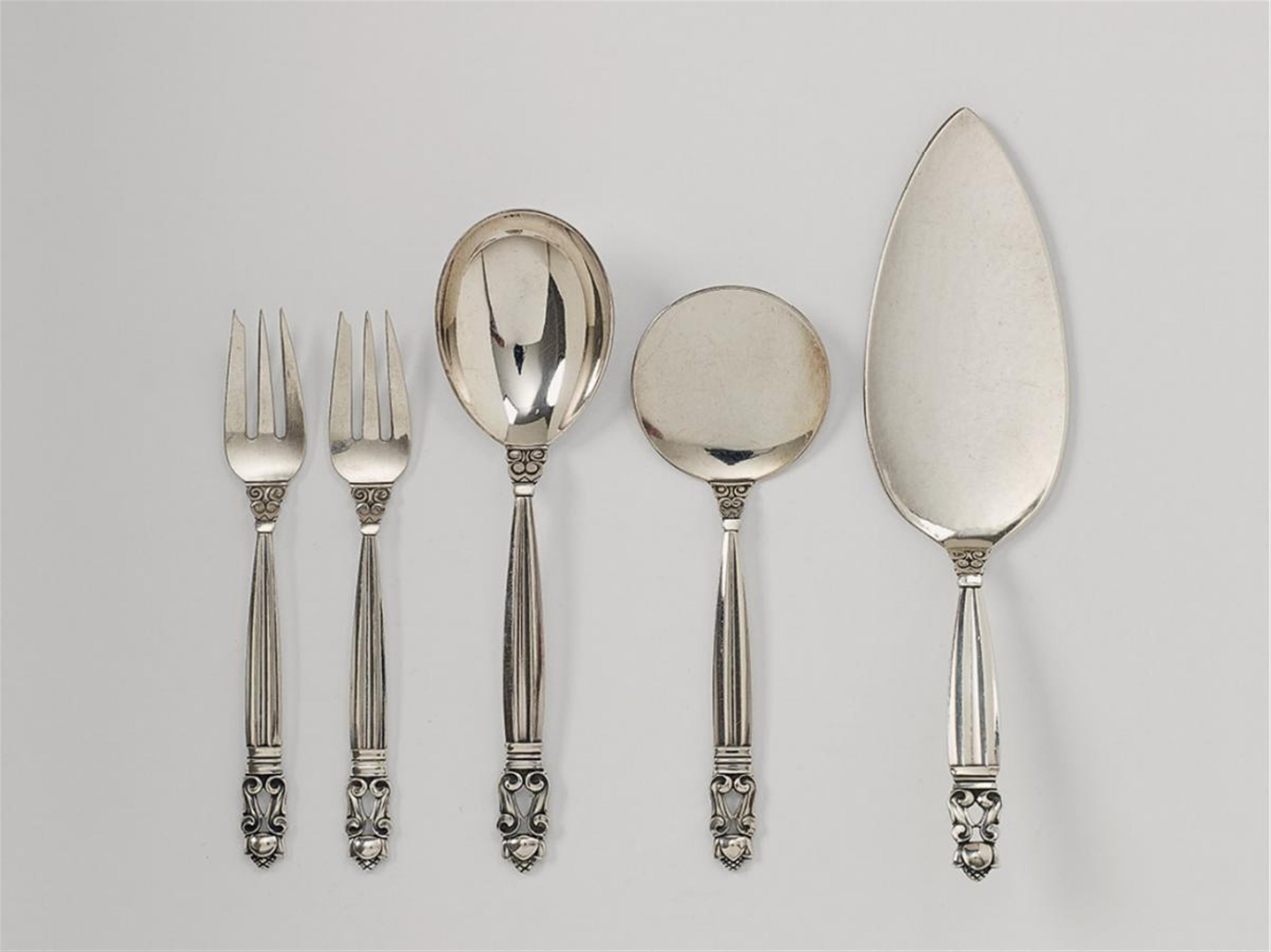 Copenhagen silver cutlery set no. 62. Comprising 12 cake forks, 12 coffee spoons, a sugar spoon and two slices. Design Johan Rohde 1915, made by Georg Jensen after 1945. - image-1