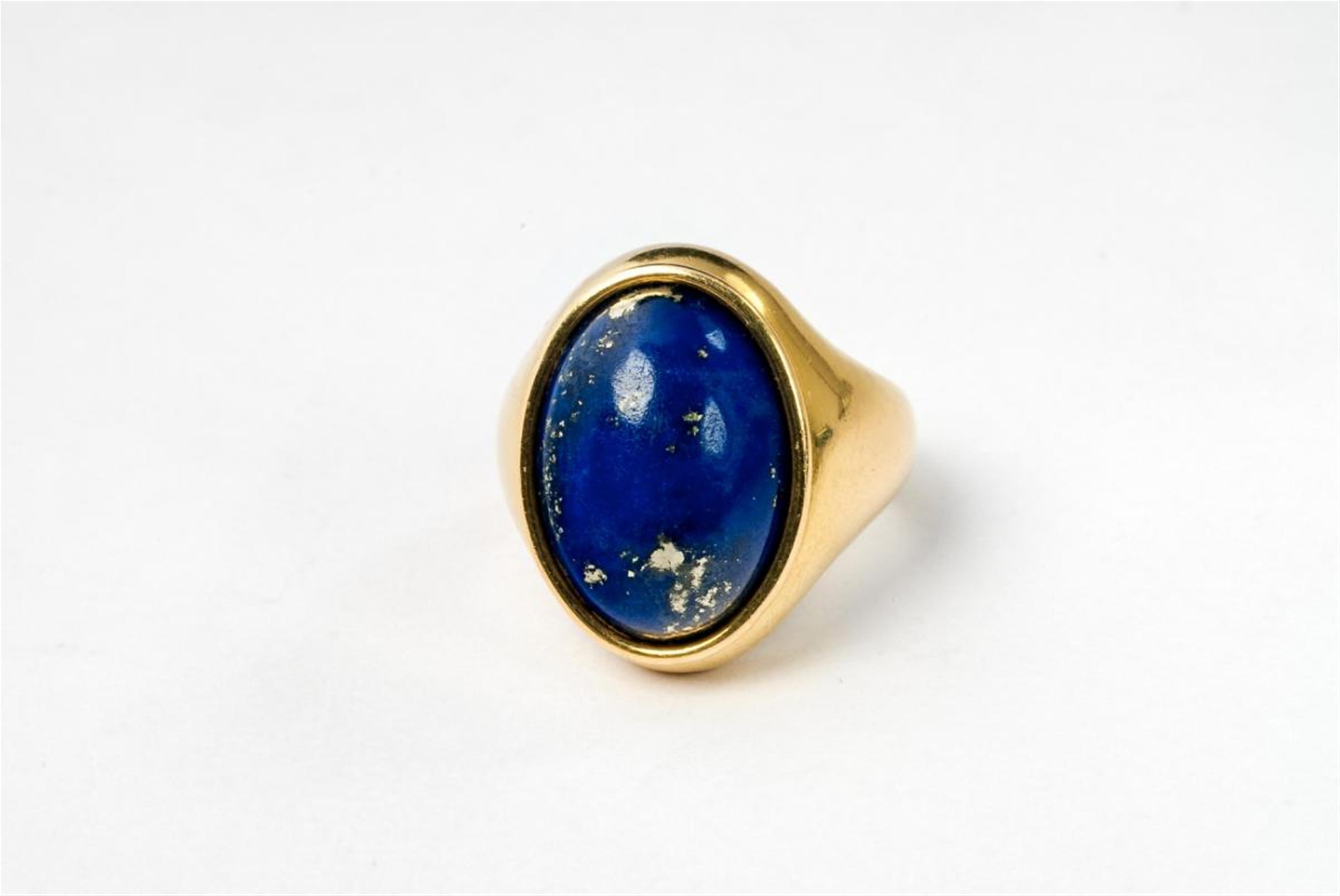 An 18 ct gold and lapis lazuli ring. - image-1