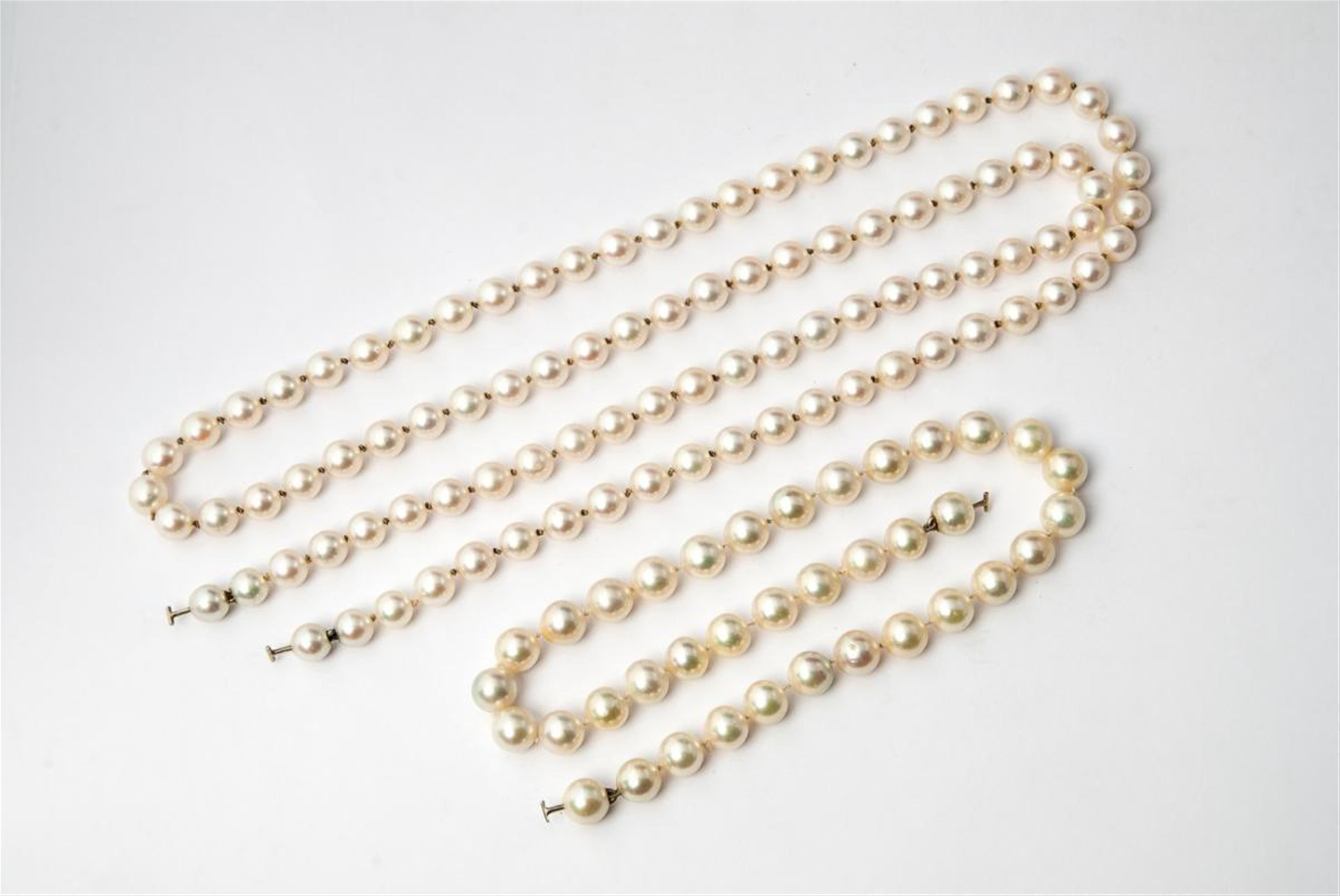 A custom made four-stranded 18 ct white gold and pearl necklace with a brilliant set clasp. - image-3