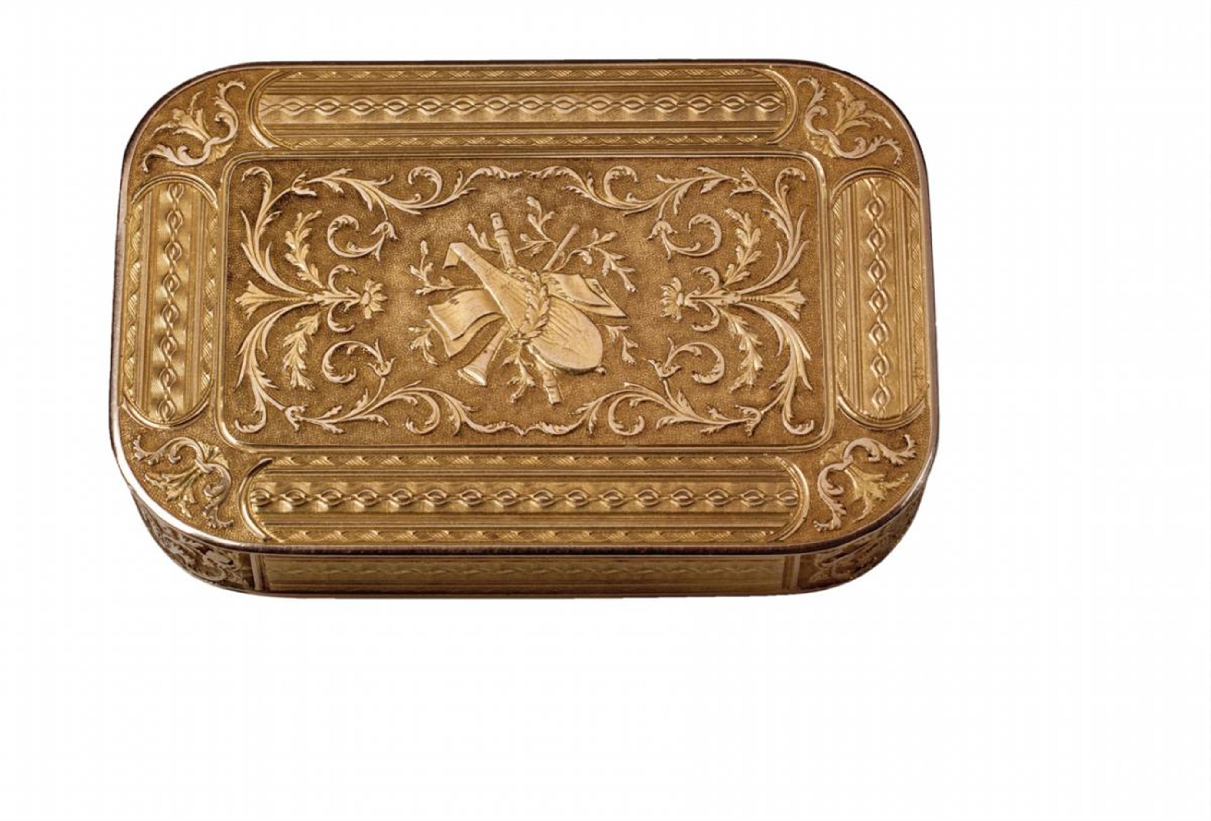 A small 18 ct gold empire snuff box with a music still life - image-1