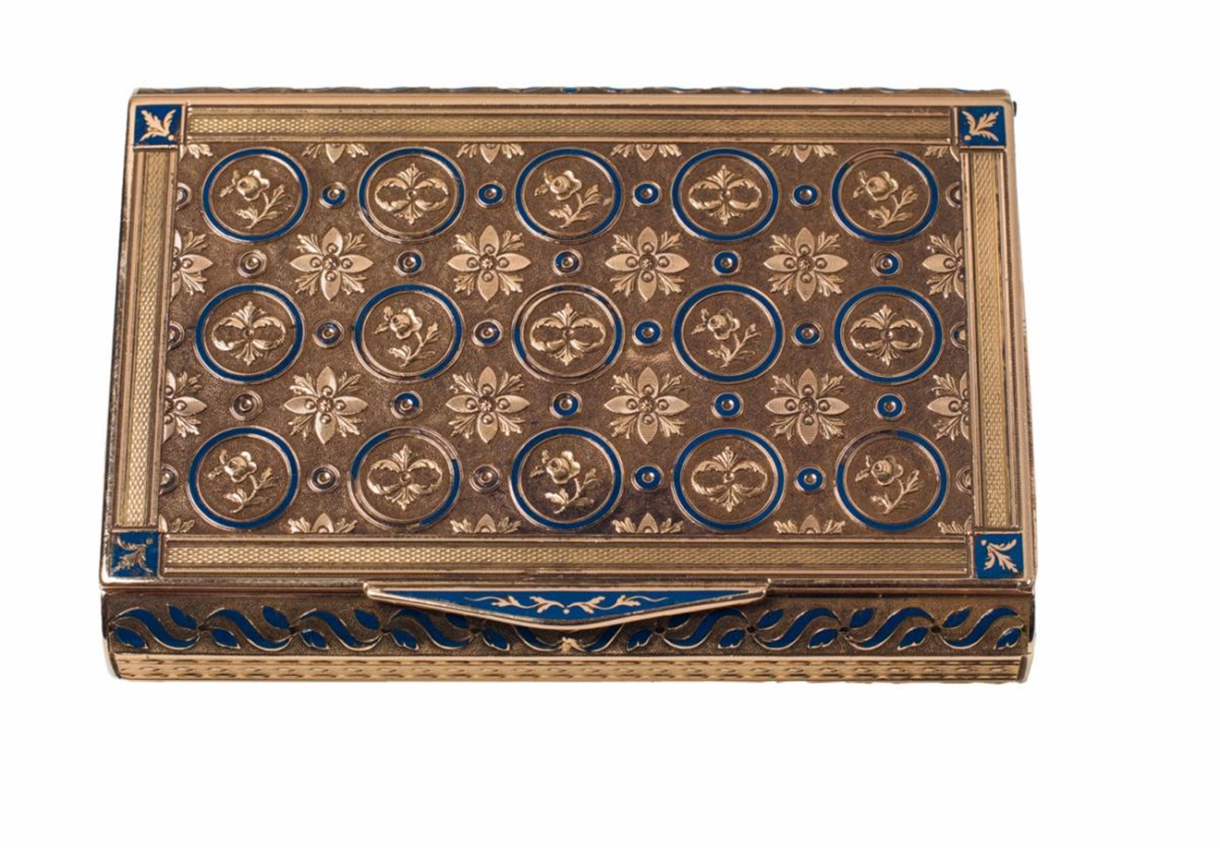 A Hanau 18 ct gold and enamel snuff box with floral decoration. - image-1