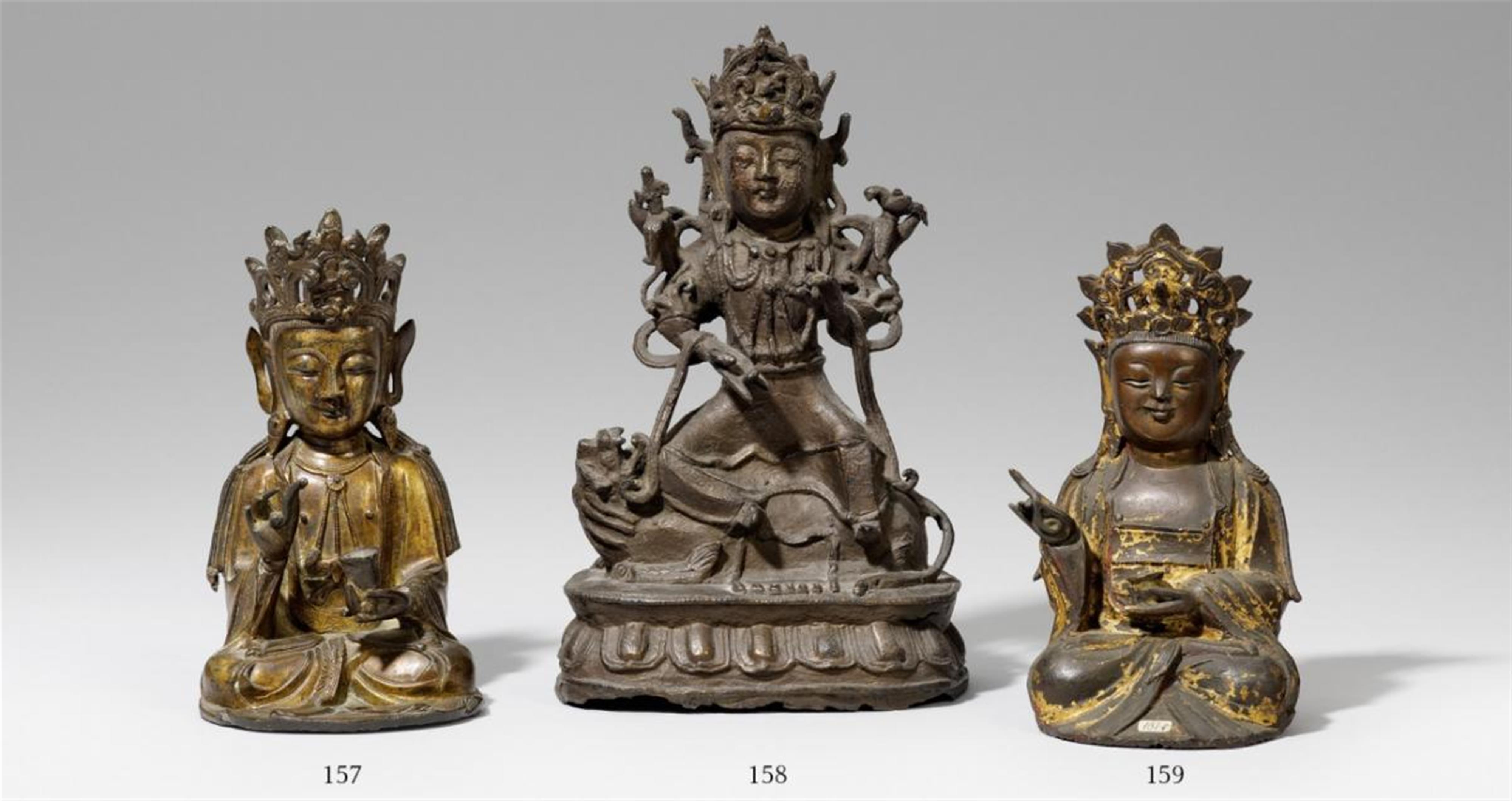 A fire-gilt bronze figure of Guanyin. 17th century - image-1