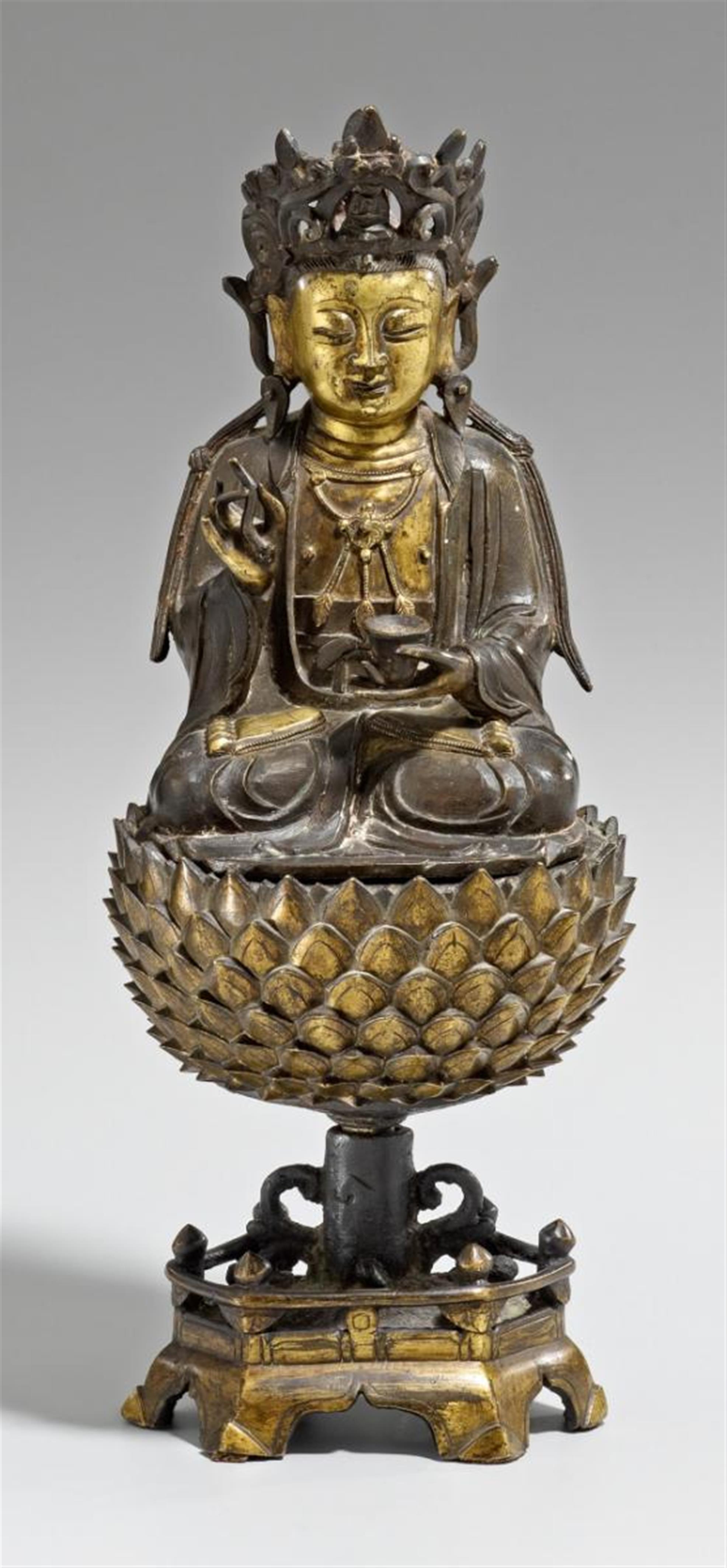 Guanyin auf separatem Sockel. Teilweise feuervergoldete Bronze. 19./20. Jh. - image-1