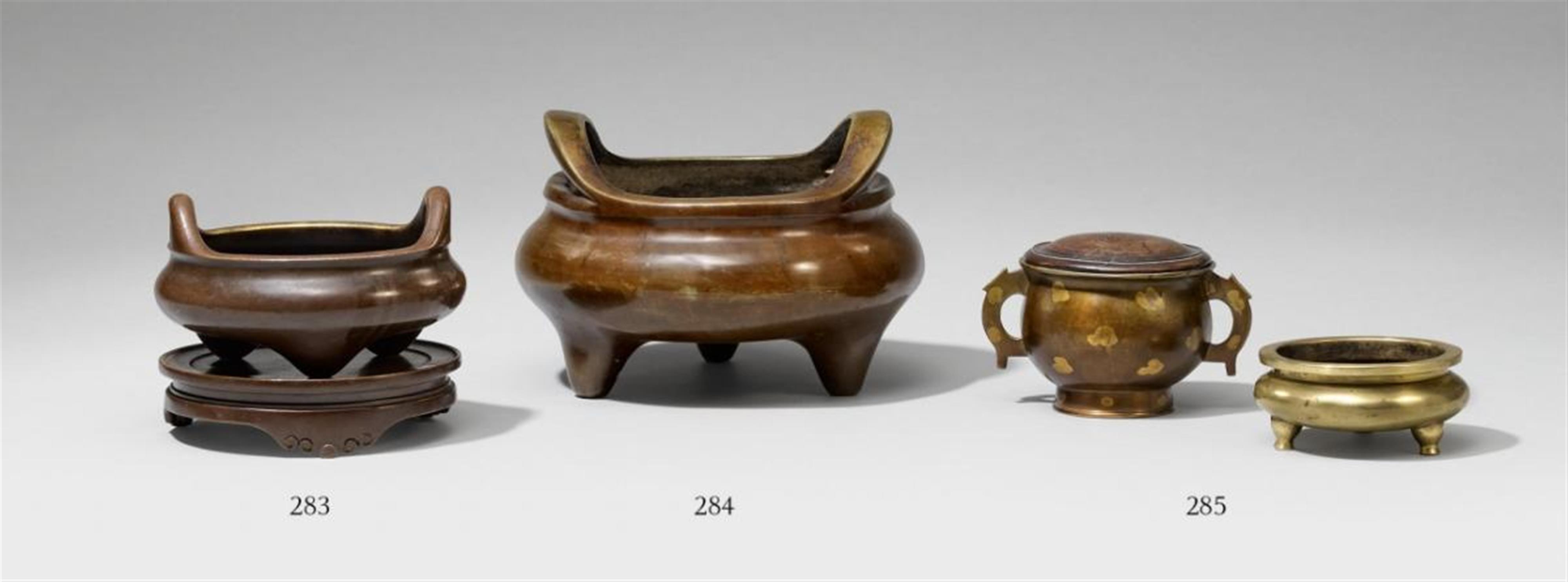 Weihrauchbrenner und Sockel. Bronze. Späte Qing-Zeit - image-1