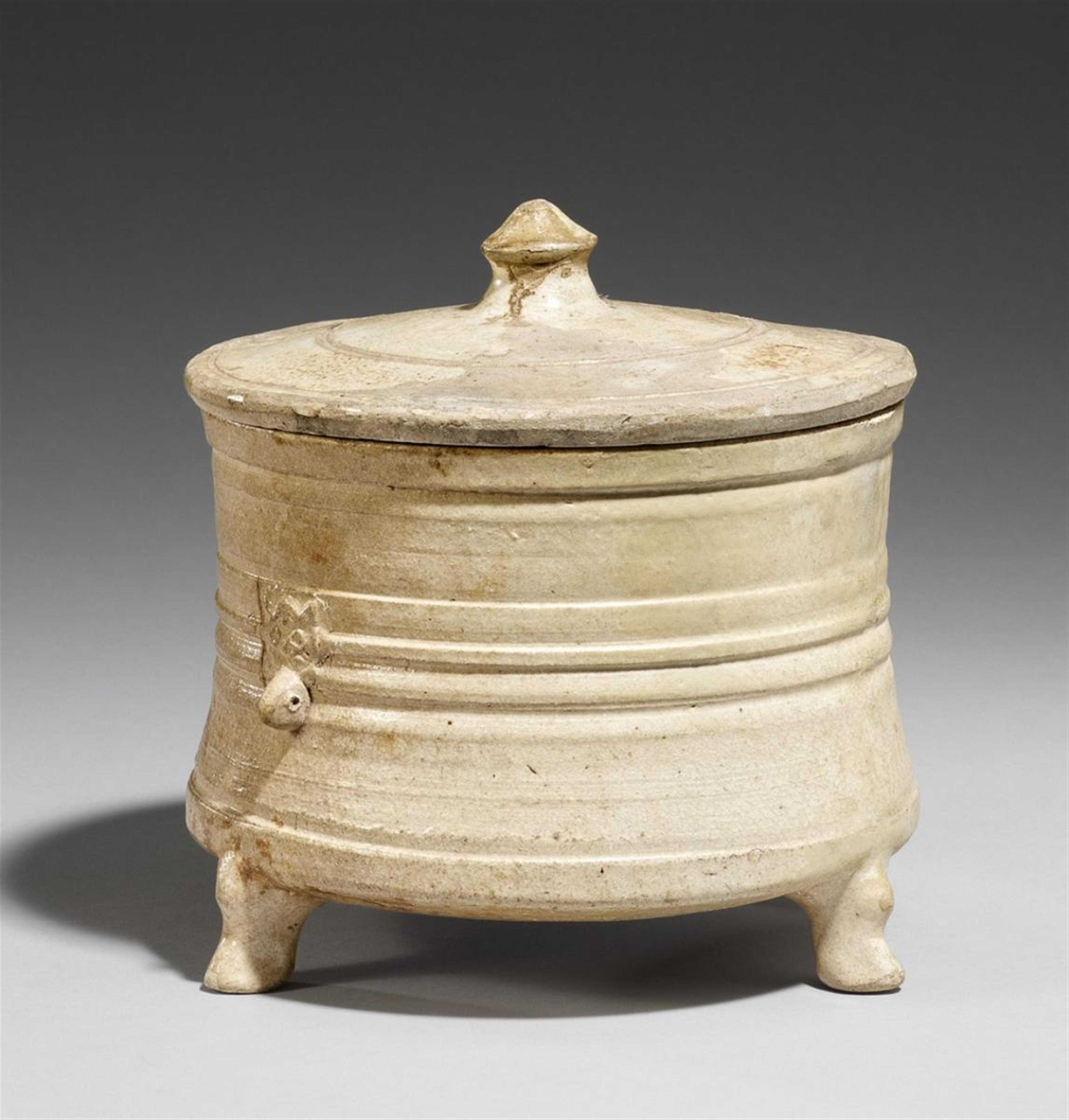 A straw-glazed tripod and cover. Tang dynasty (618-907) - image-1