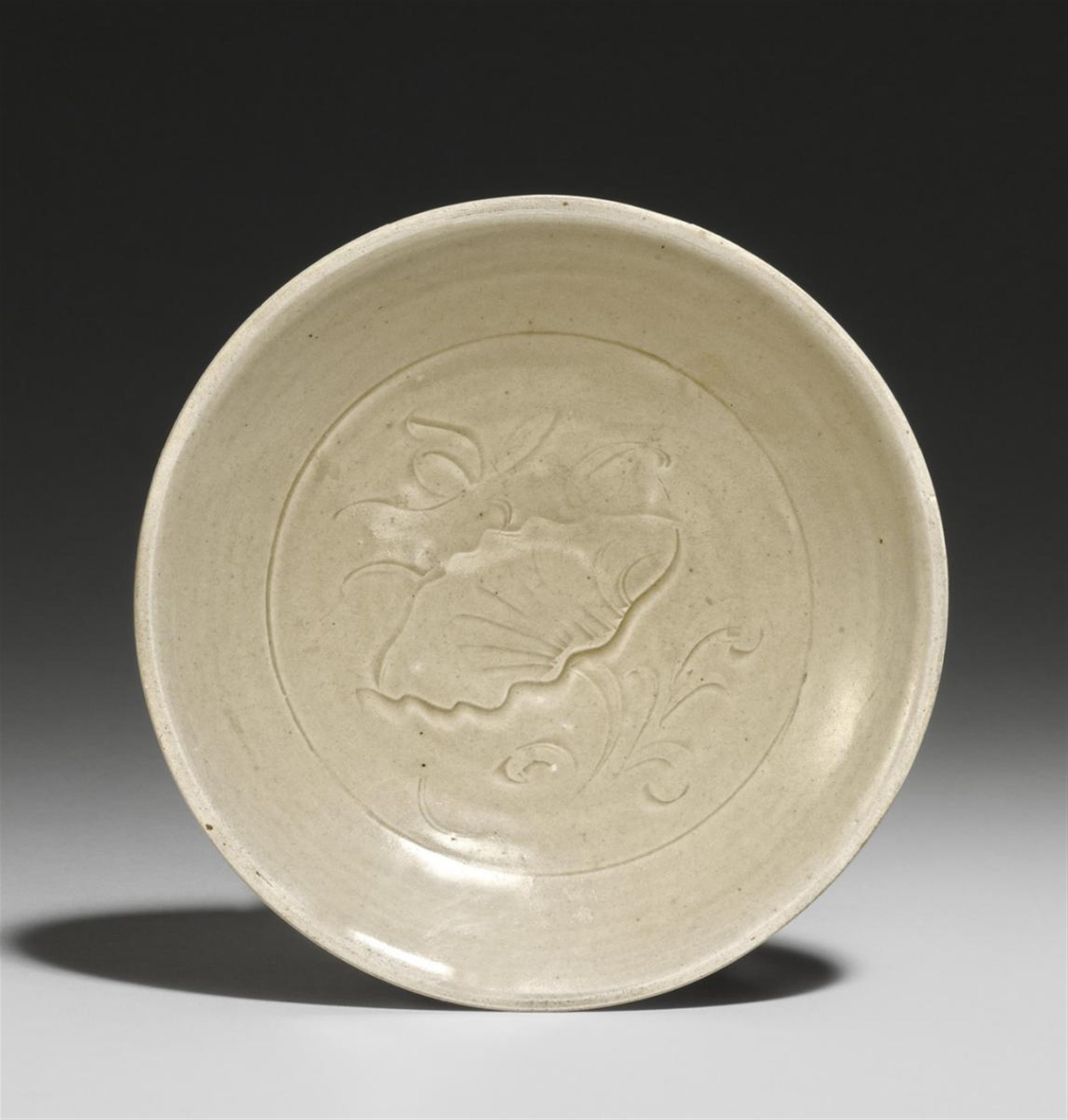 A Dingyao dish. Jin dynasty, 12th/13th century - image-1