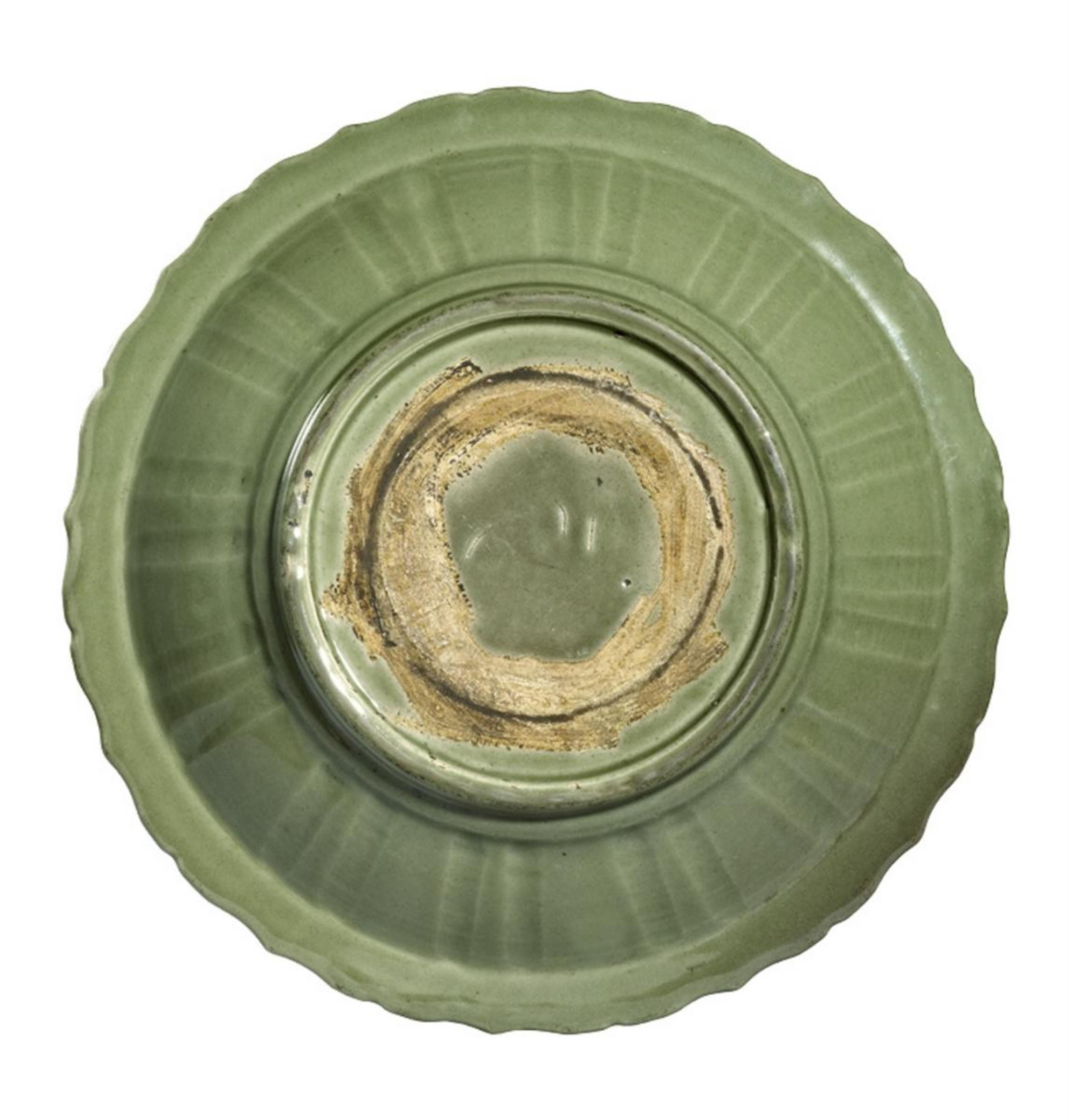 A Longquan celadon barbed dish. 15th century - image-2