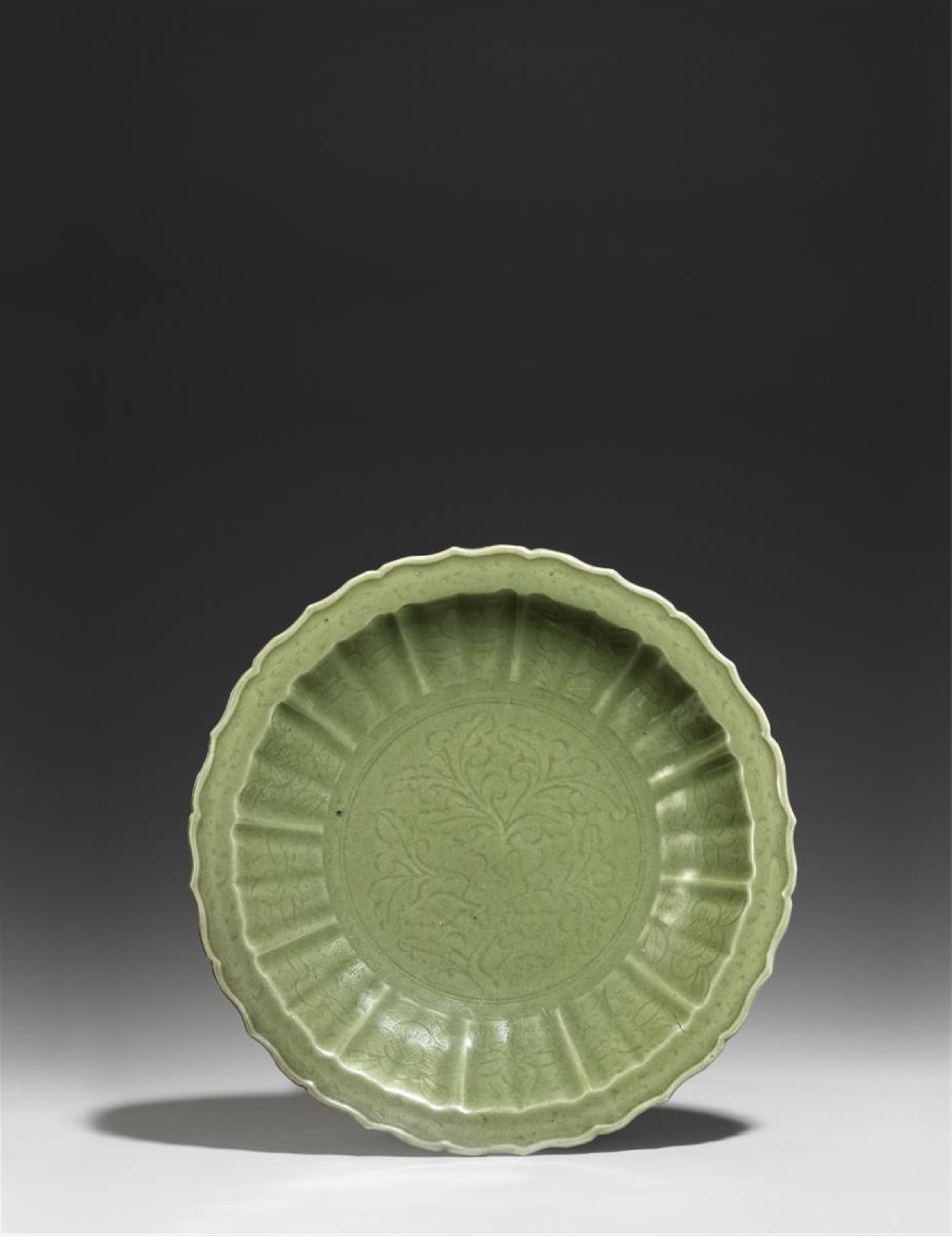 A Longquan celadon barbed dish. 15th century - image-1