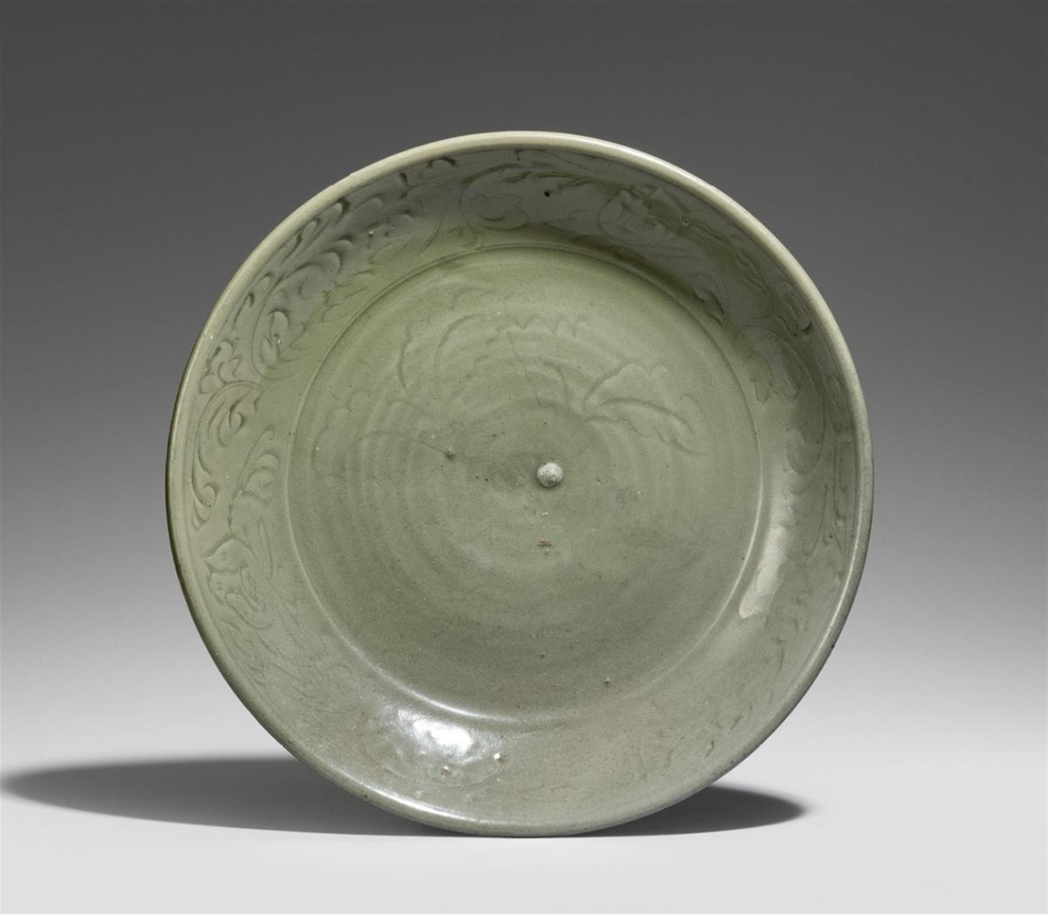 A large Longquan dish. 15th century - image-1