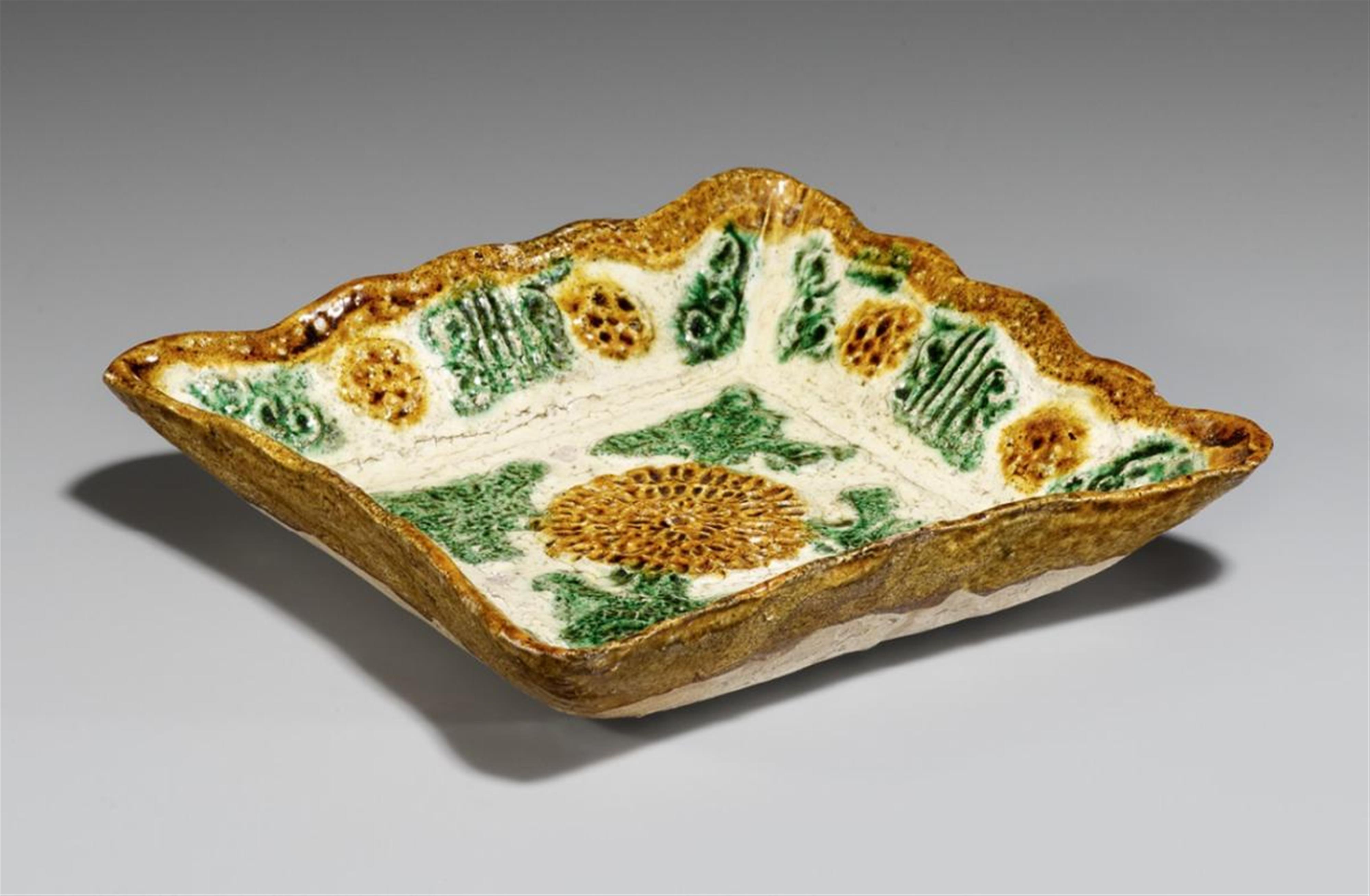 A sancai-glazed square dish. Liao dynasty (916-1125) - image-1