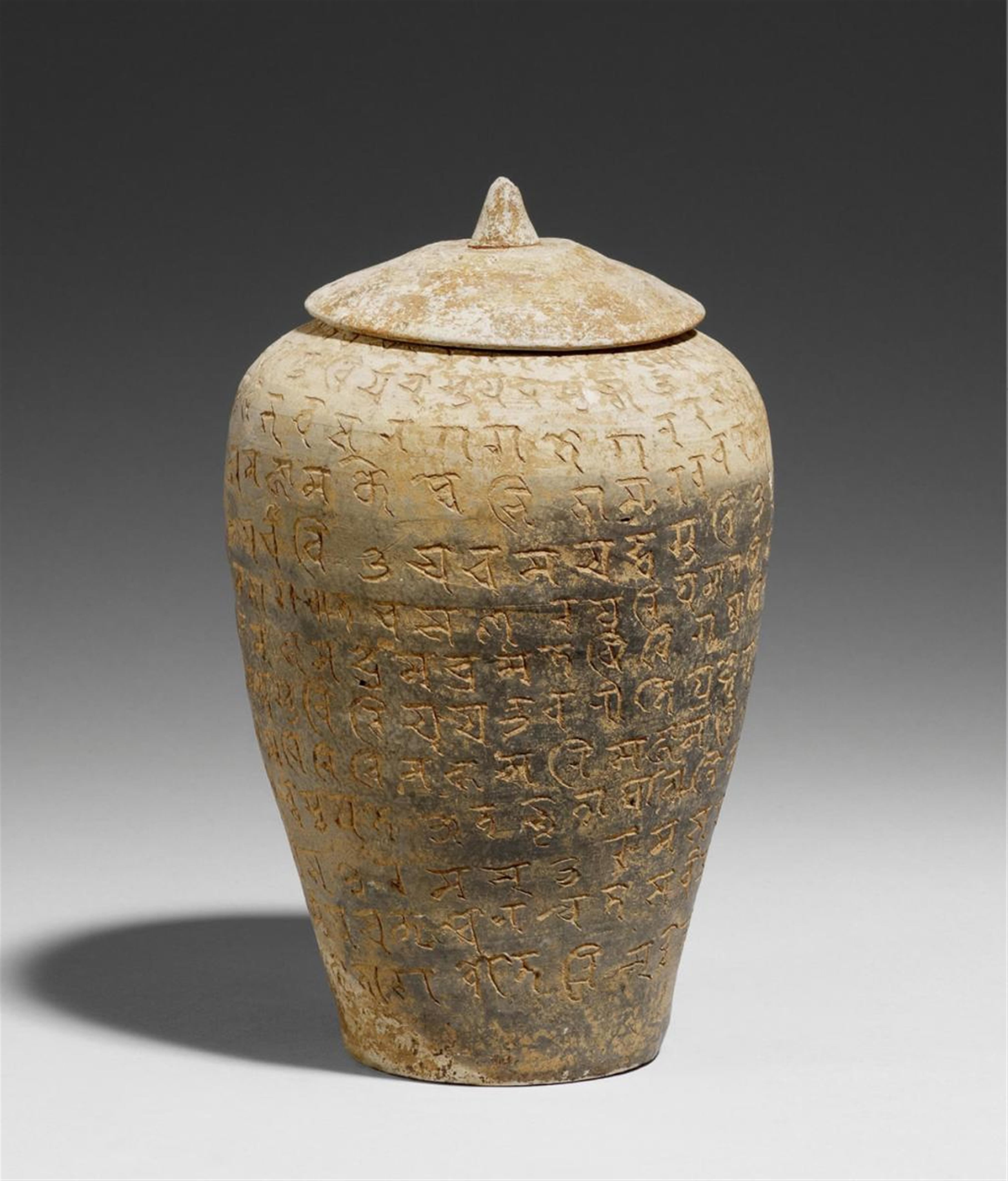 A rare inscribed grey pottery jar and lid. Yunnan. Yuan dynasty (1279-1368) - image-1