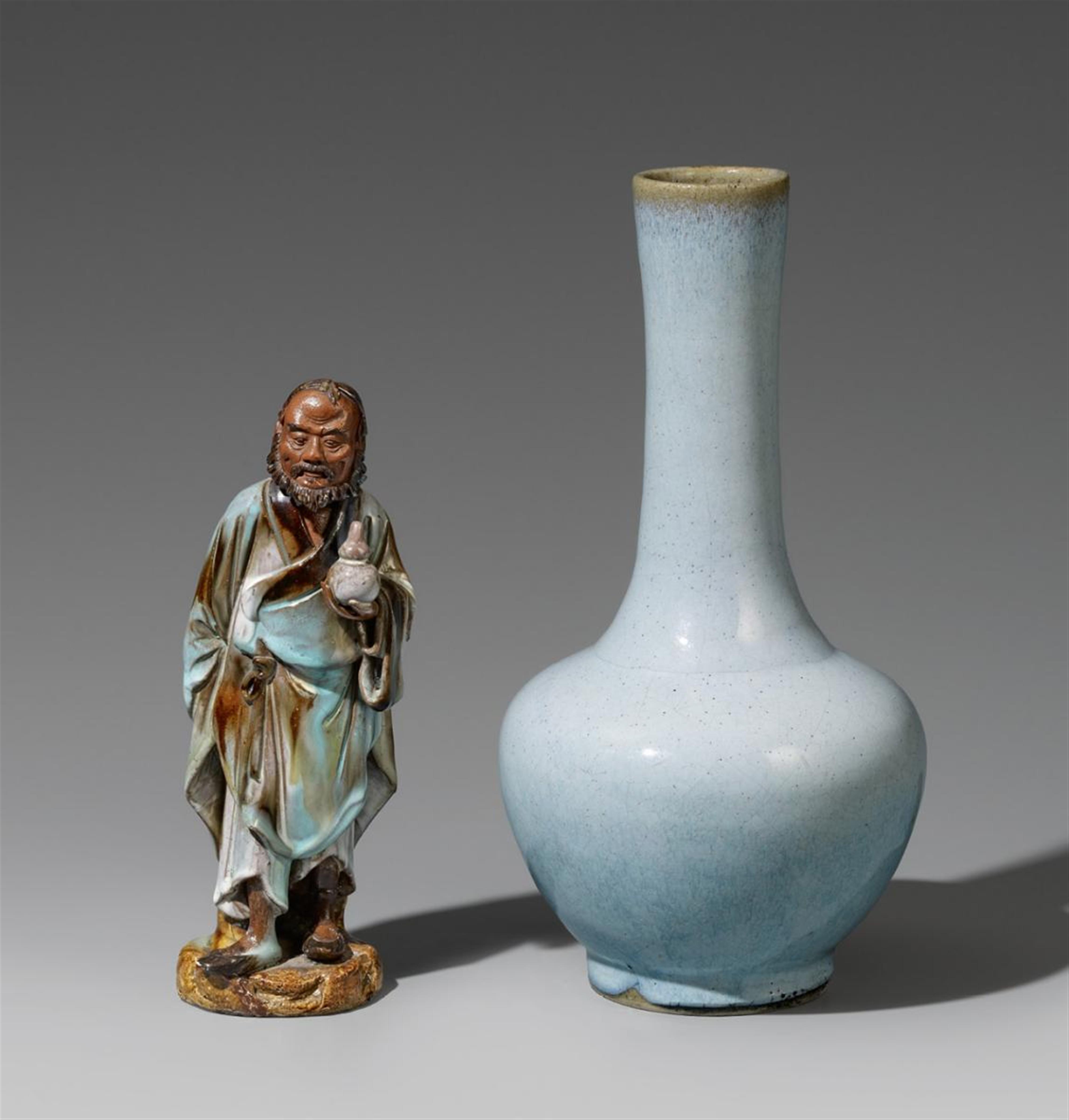 A junyao-type glazed vase with long neck. Shiwan ware. Guangdong. Late Qing period (1644-1911) - image-1