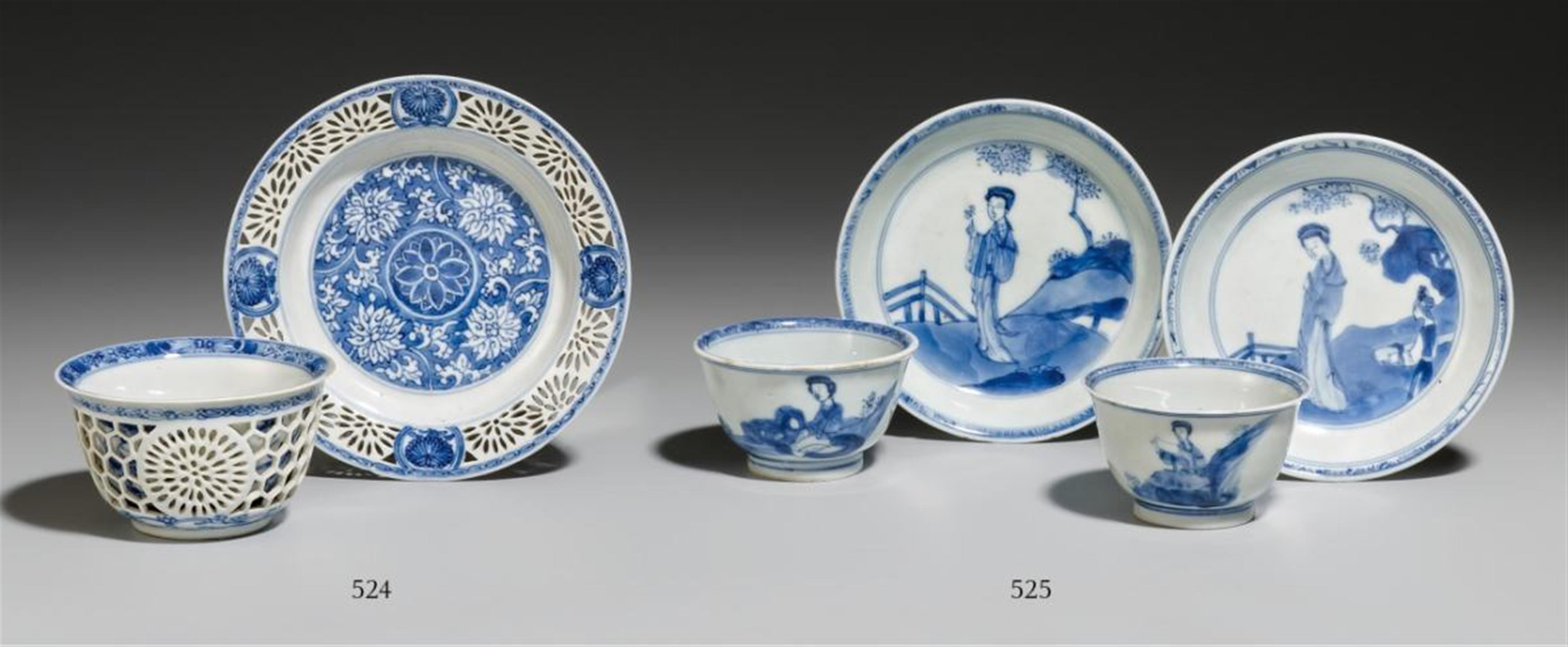 Zwei blau-weiße Becher mit Unterteller. Kangxi-Periode (1662-1722) - image-1