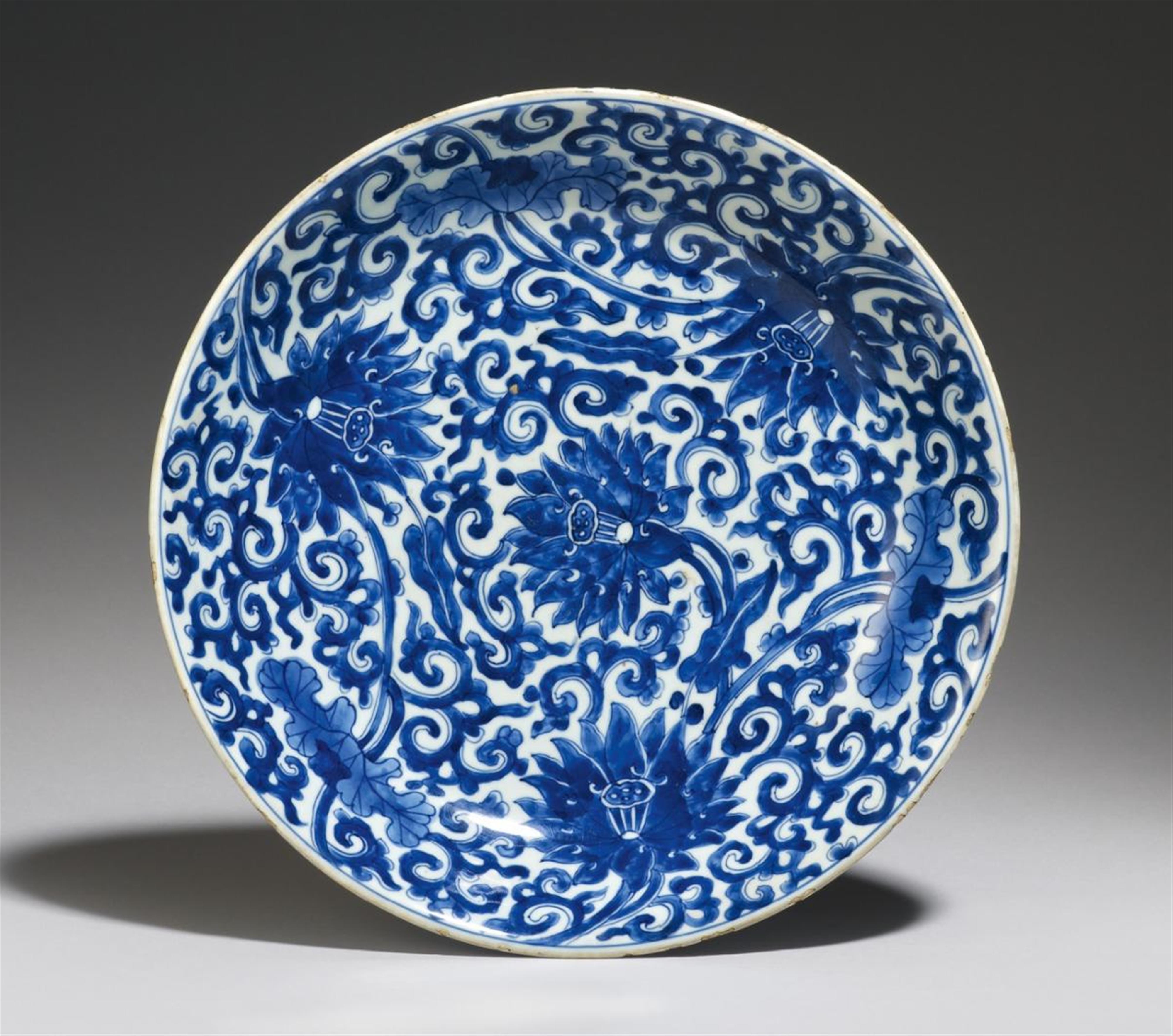 Große, blau-weiße Schale mit Lotosdekor. Kangxi-Periode, 2. Hälfte 17. Jh. - image-1