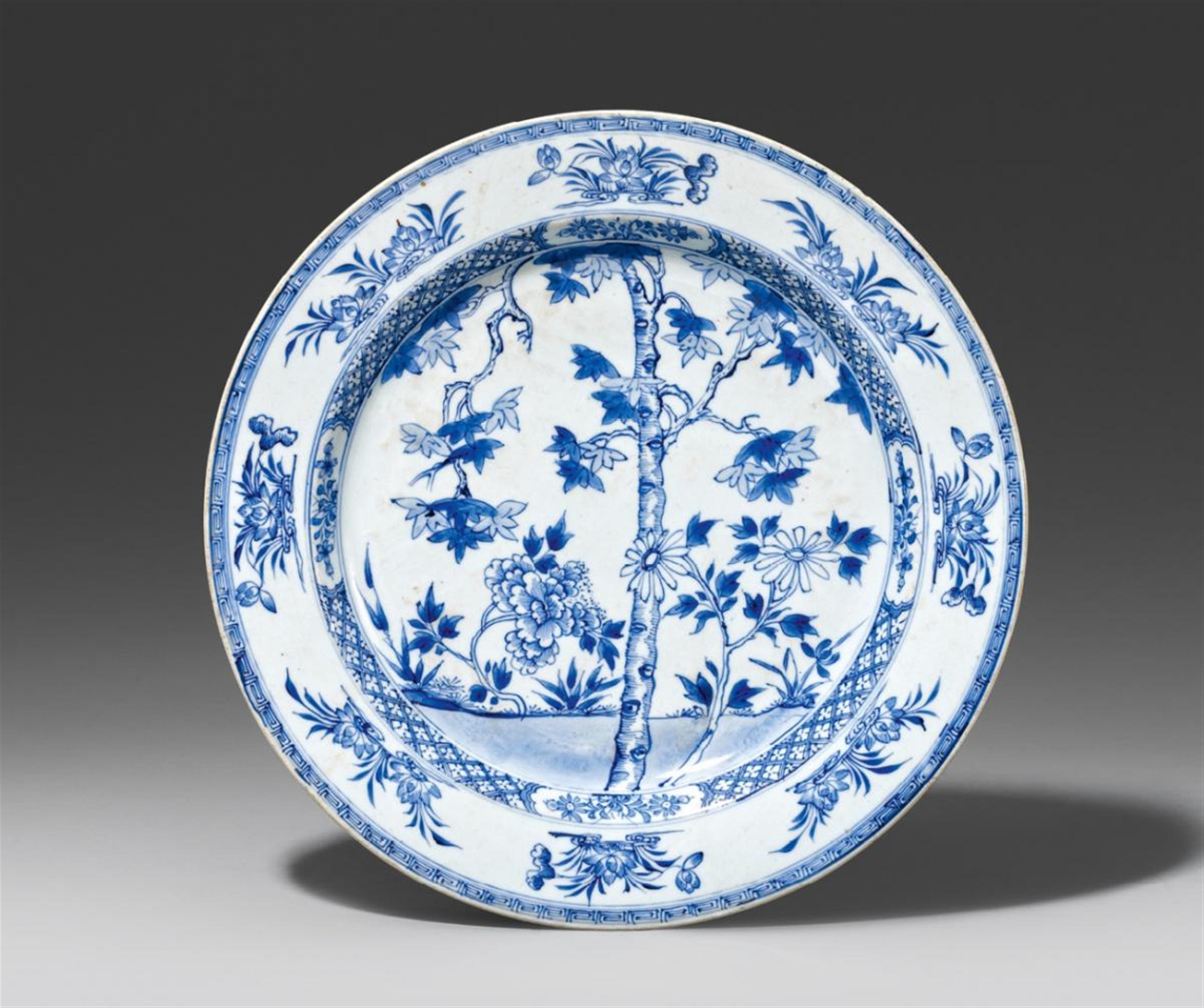 A blue and white dish. 18th century - image-1