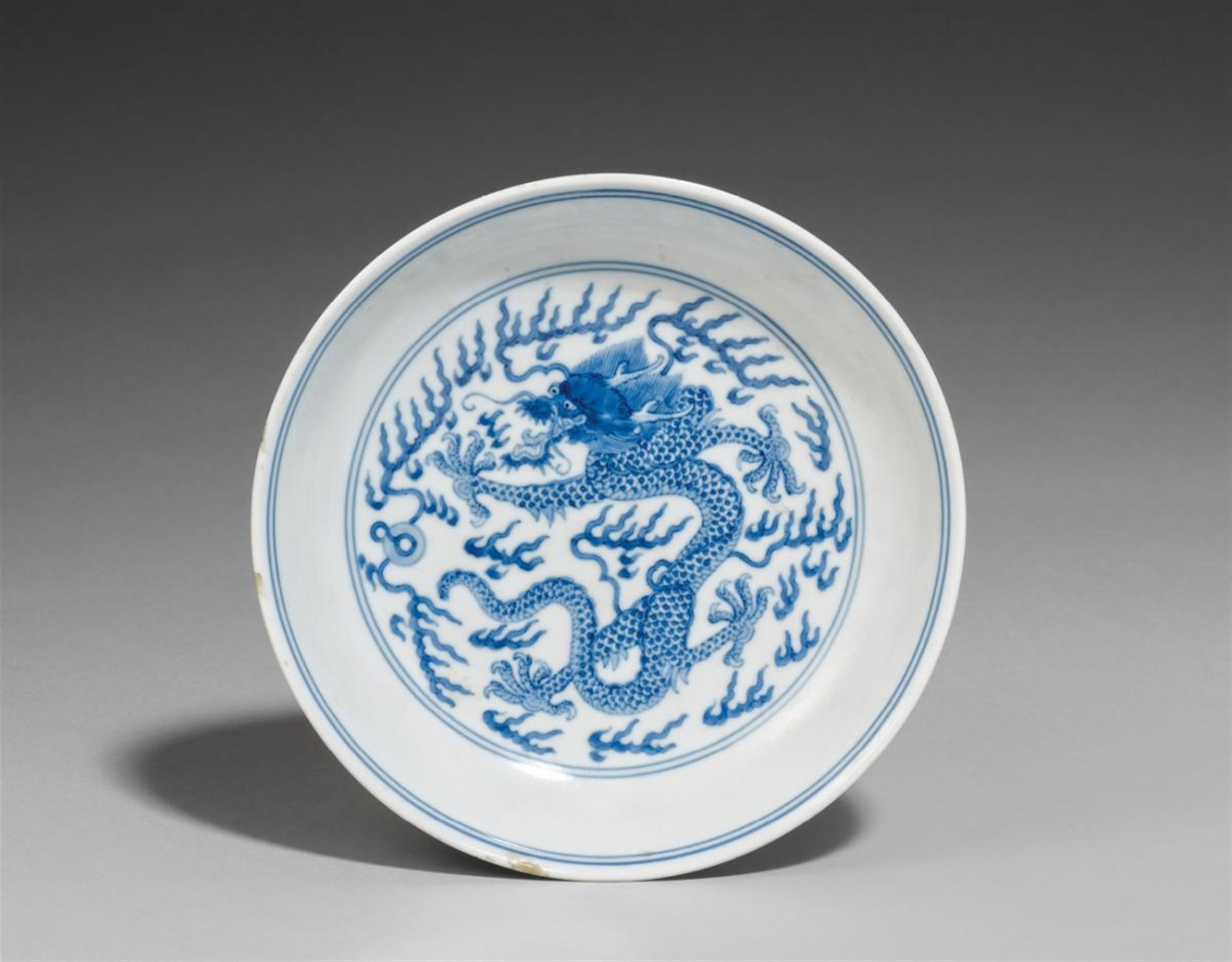 A blue and white ‘dragon’ saucer-dish. Qianlong seal mark and of the period (1735-1795) - image-1