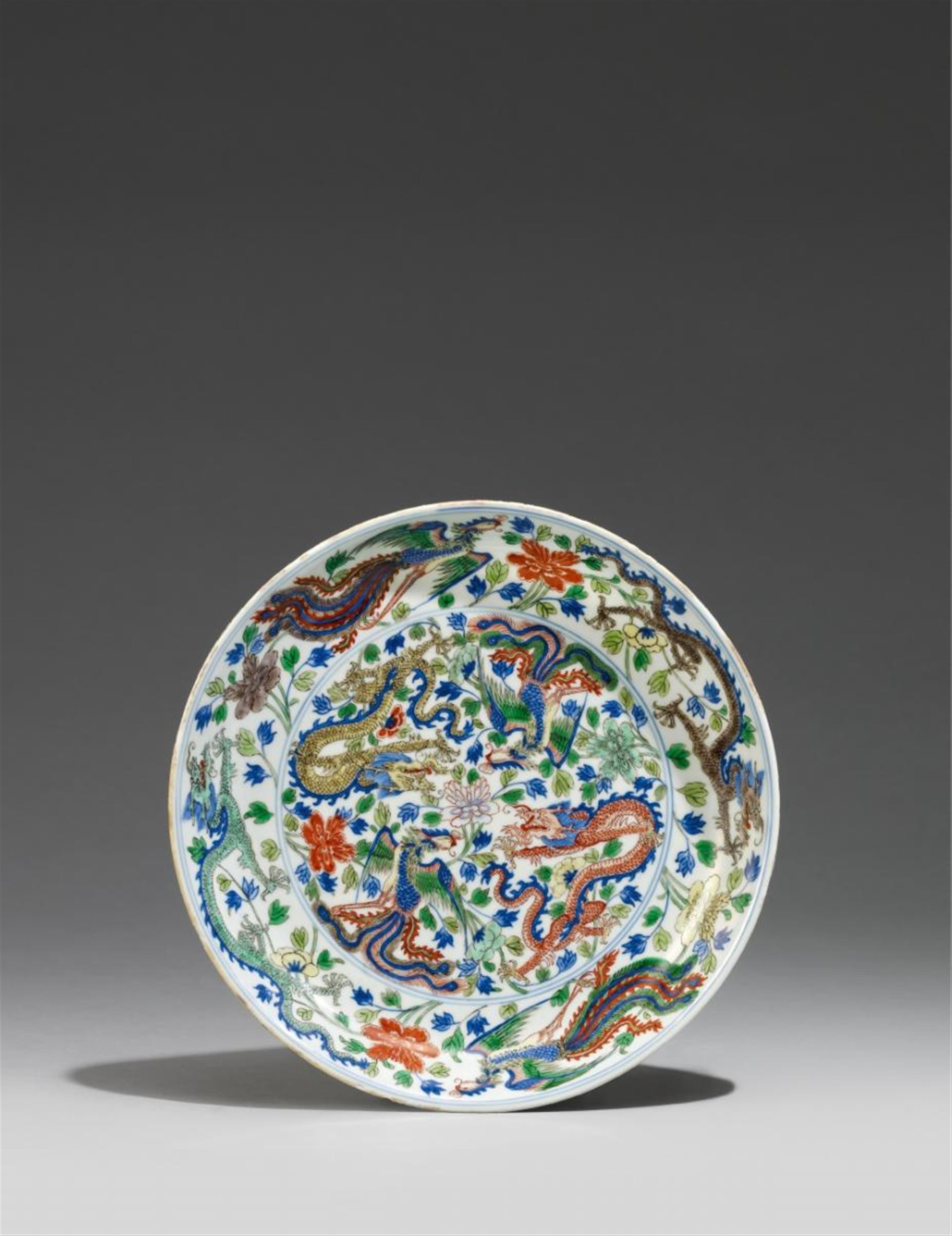 A wucai dragon and phoenix dish. Kangxi six-character mark and of the period (1662-1722) - image-1