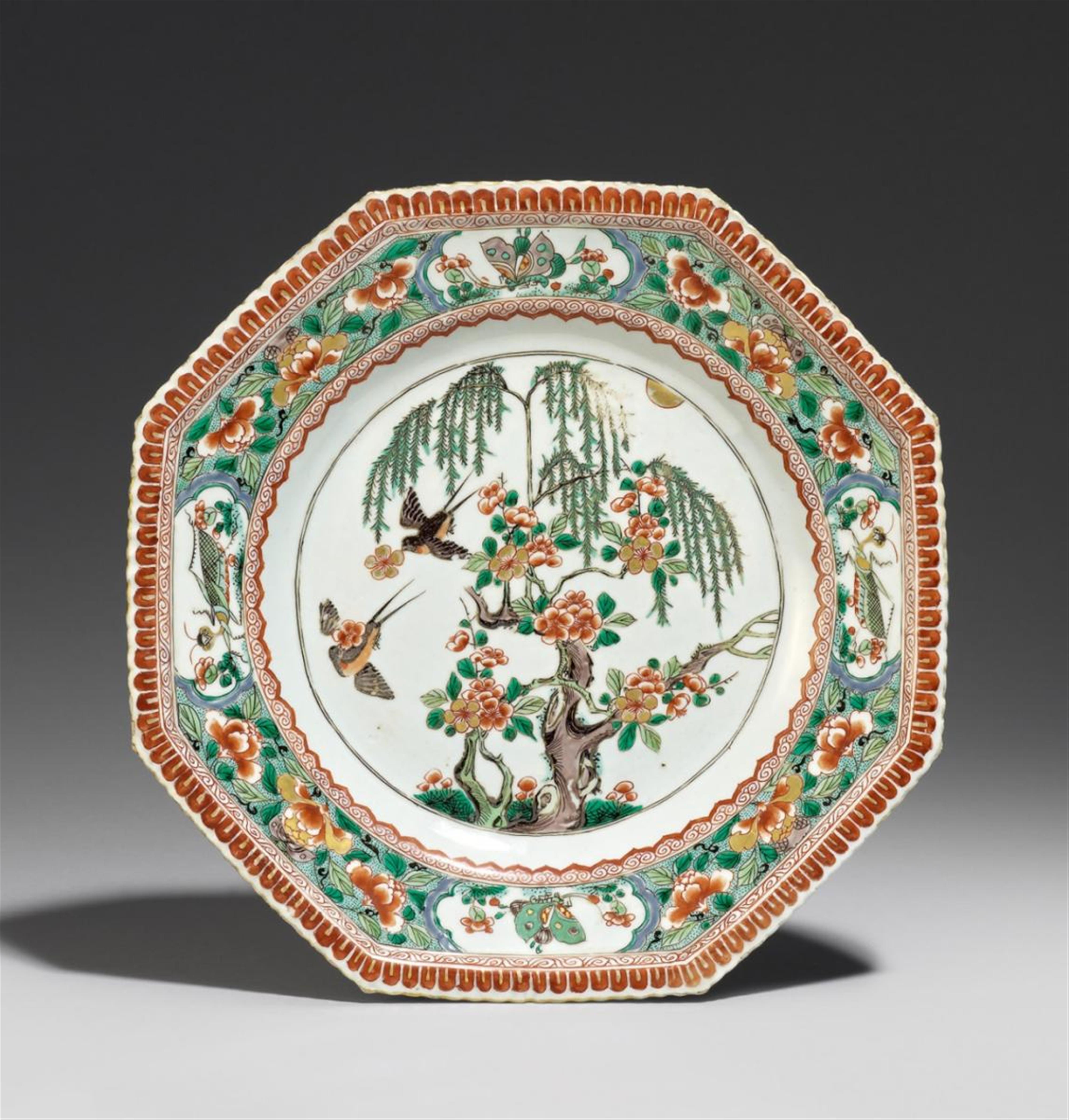 An octagonal famille verte dish. Kangxi period (1662-1722) - image-1