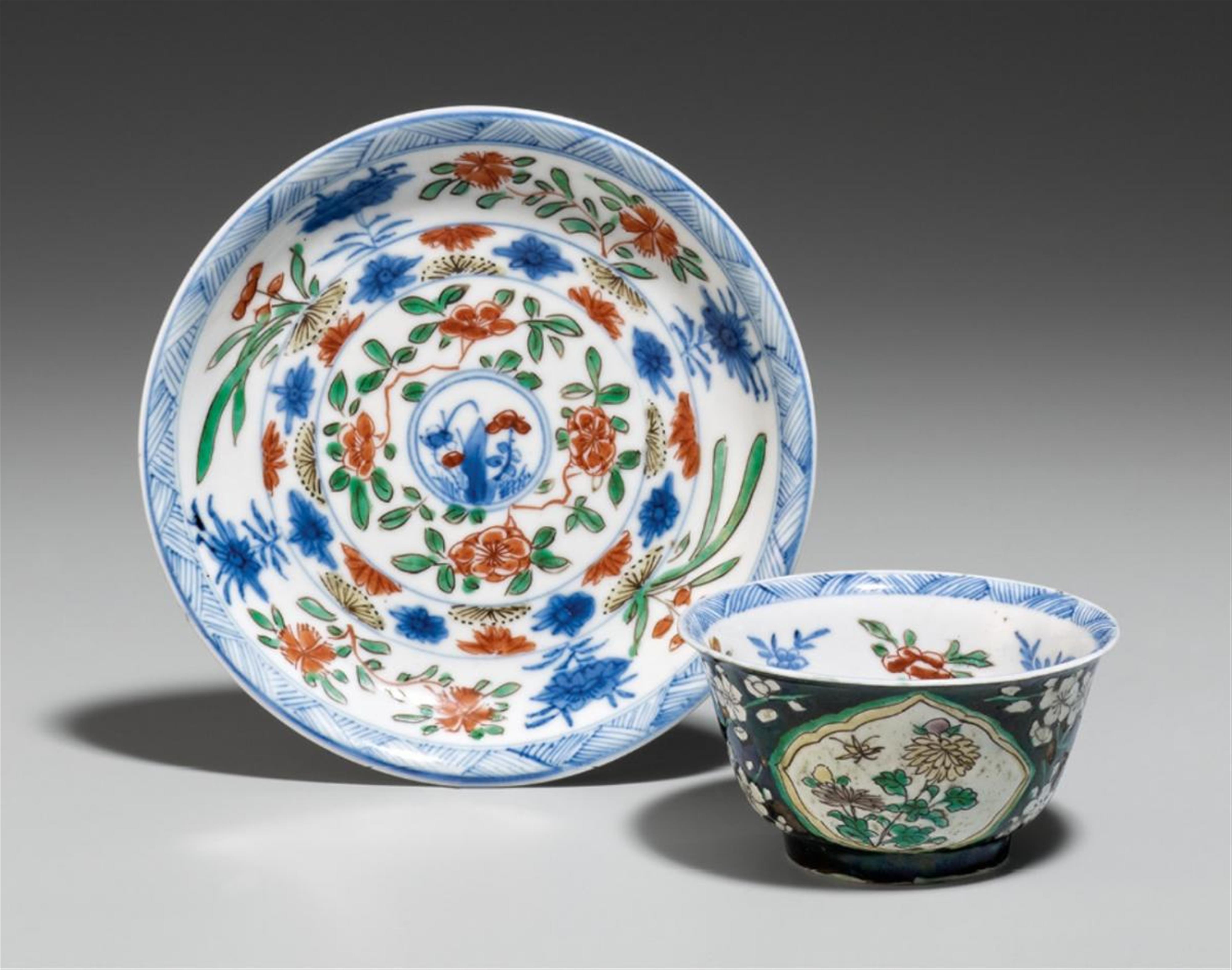 A famille noire tea bowl and saucer. Kangxi period (1662-1722) - image-1