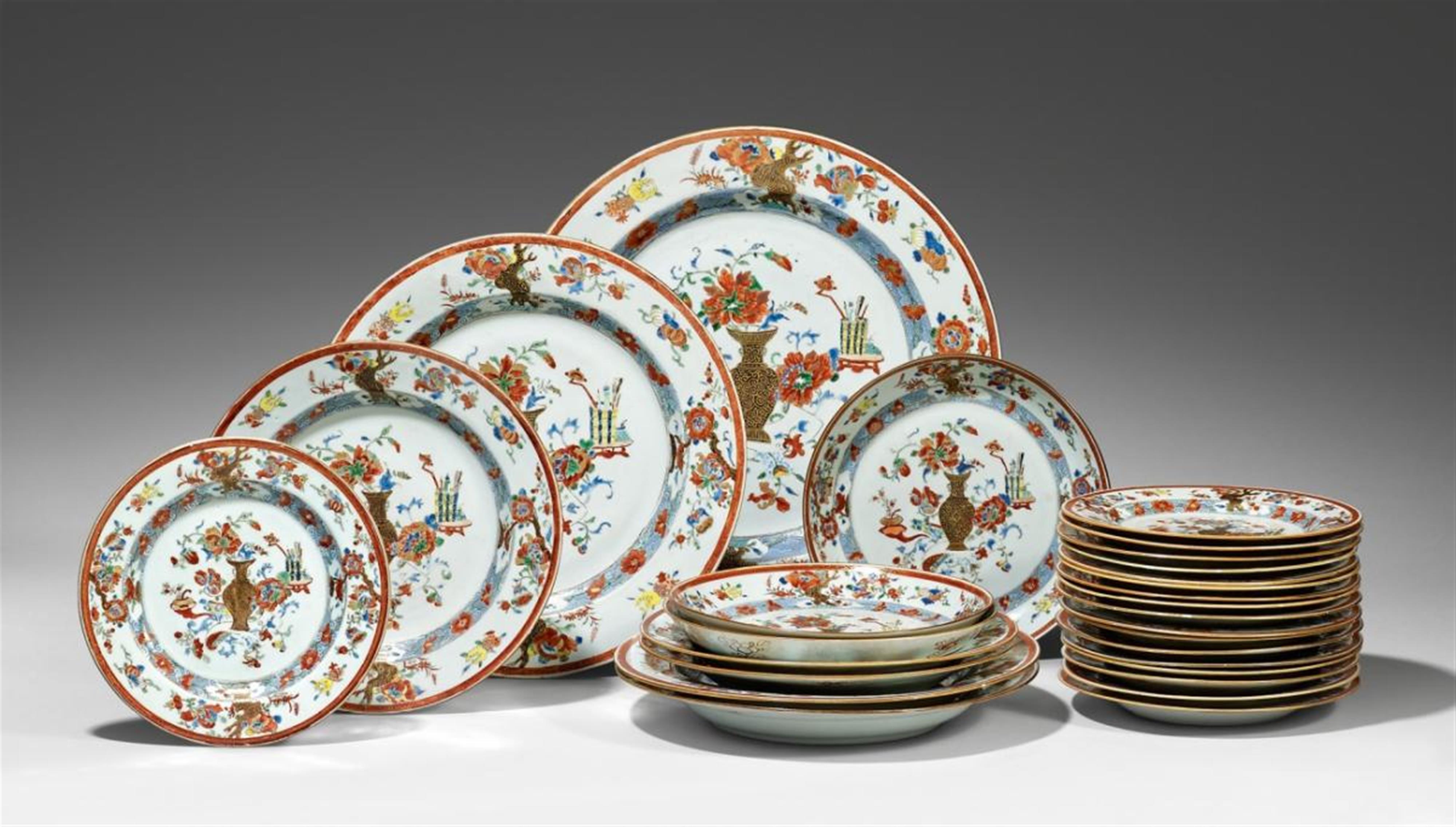 28 polychrome Teller aus einem Service. Qianlong-Periode (1735-1796) - image-1