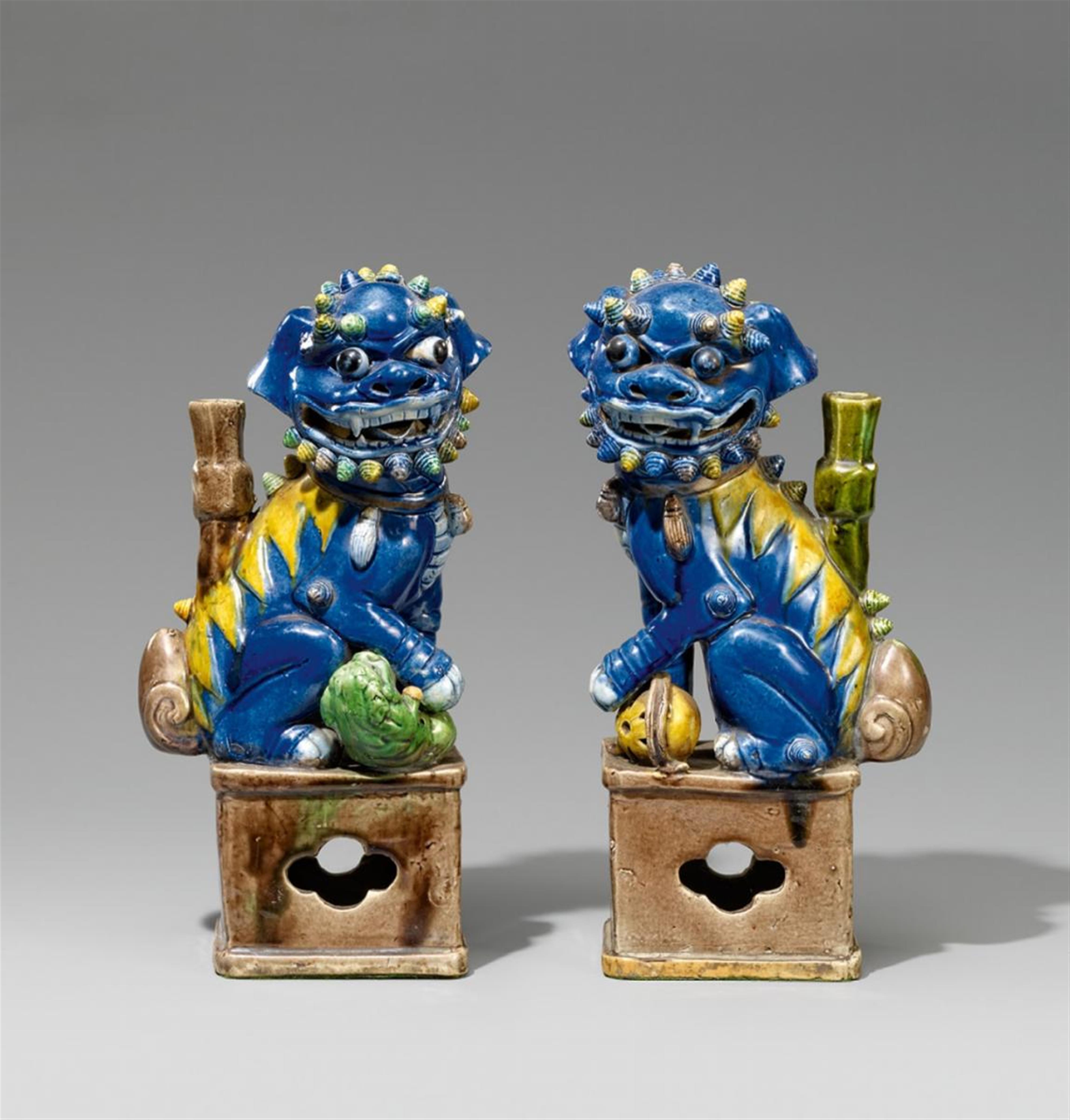 A pair of sancai-glazed Buddhist lion-dogs. Qing dynasty (1644-1911) - image-1