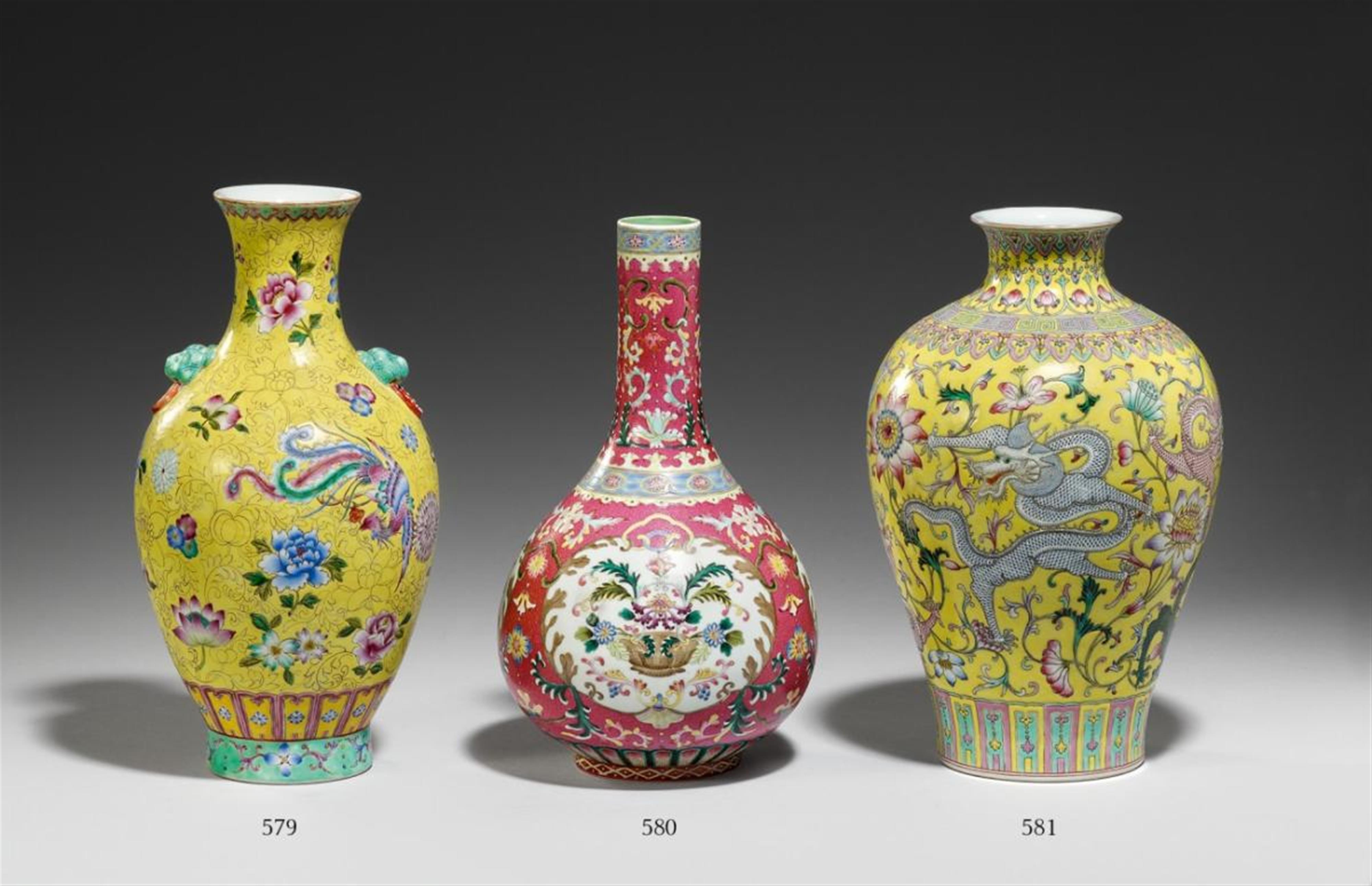 A famille rose vase. 20th century - image-1