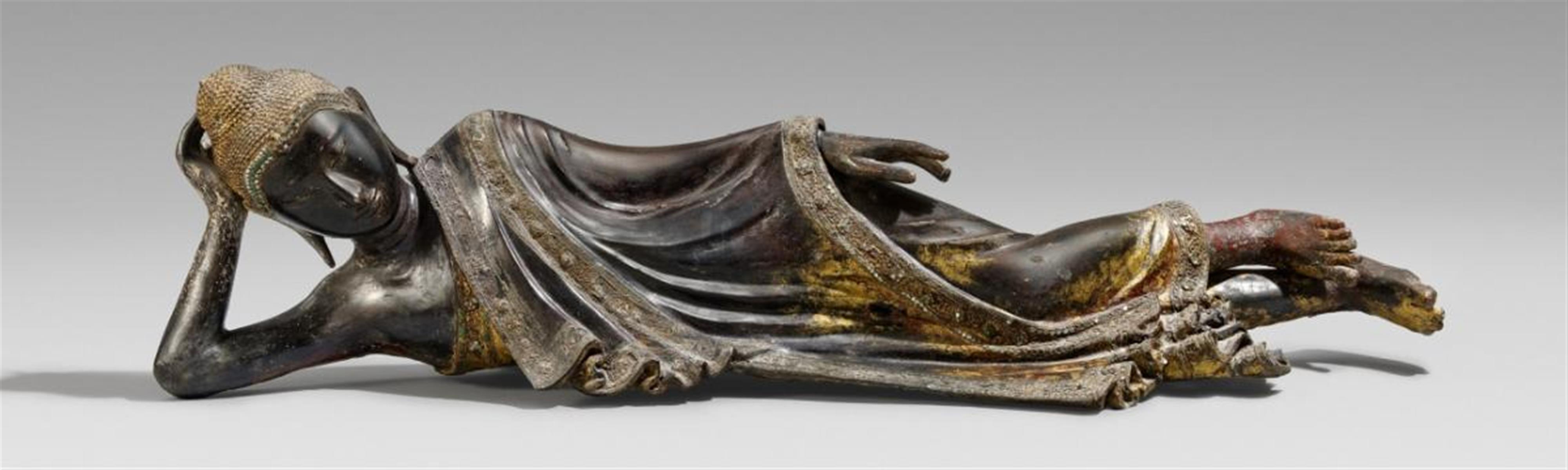 A Mandalay wood and lacquer figure of a reclining Buddha. Late 19th century - image-1