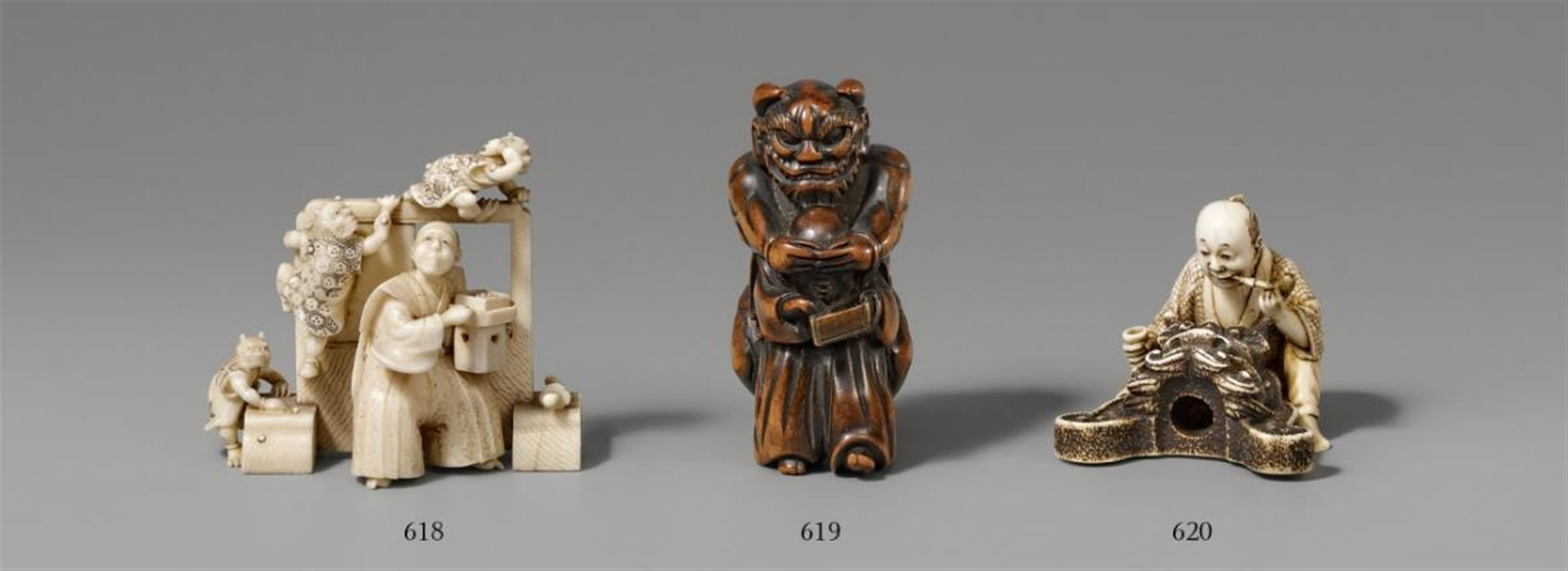 An ivory netsuke of a worker and an onigawara. Late 19th century - image-1