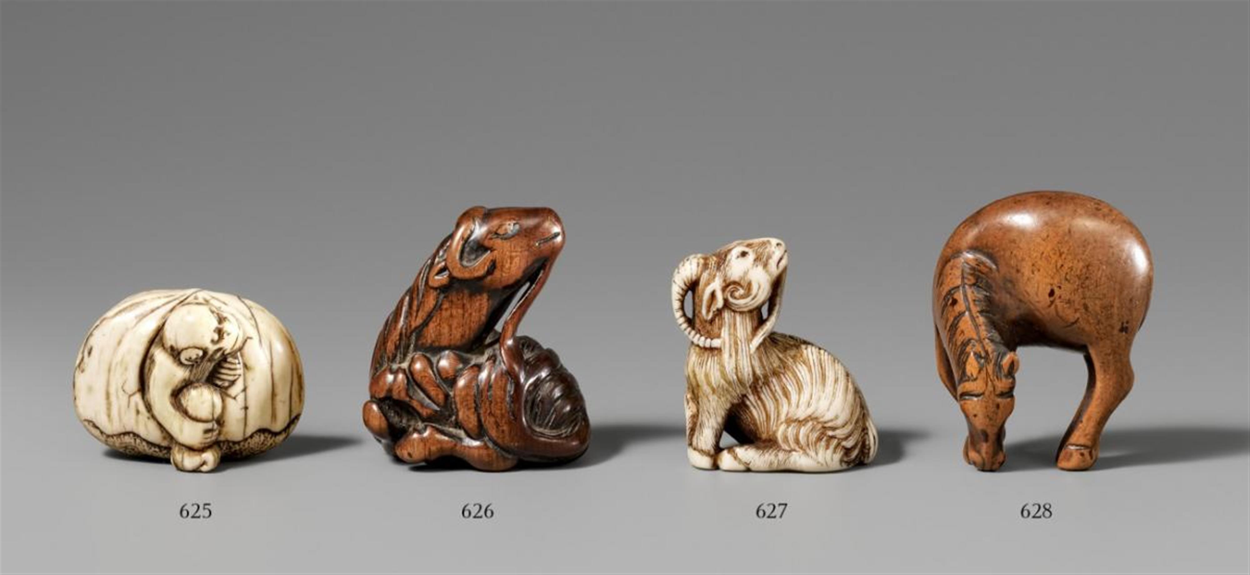 An ivory netsuke of a monkey, stepping out from a chestnut. First half 19th century - image-1