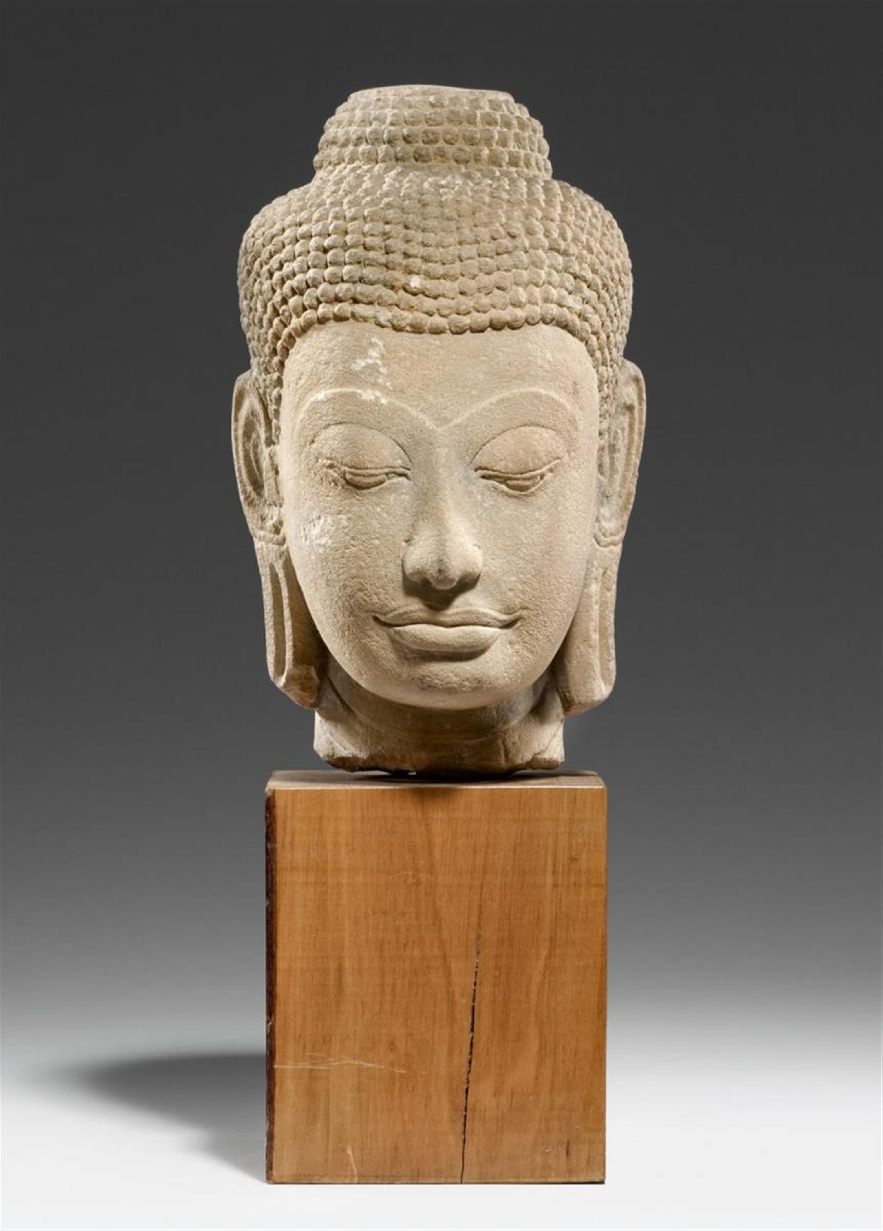Kopf eines Buddha. Gelblicher Sandstein. Thailand, Ayutthaya. 16. Jh. oder später - image-1