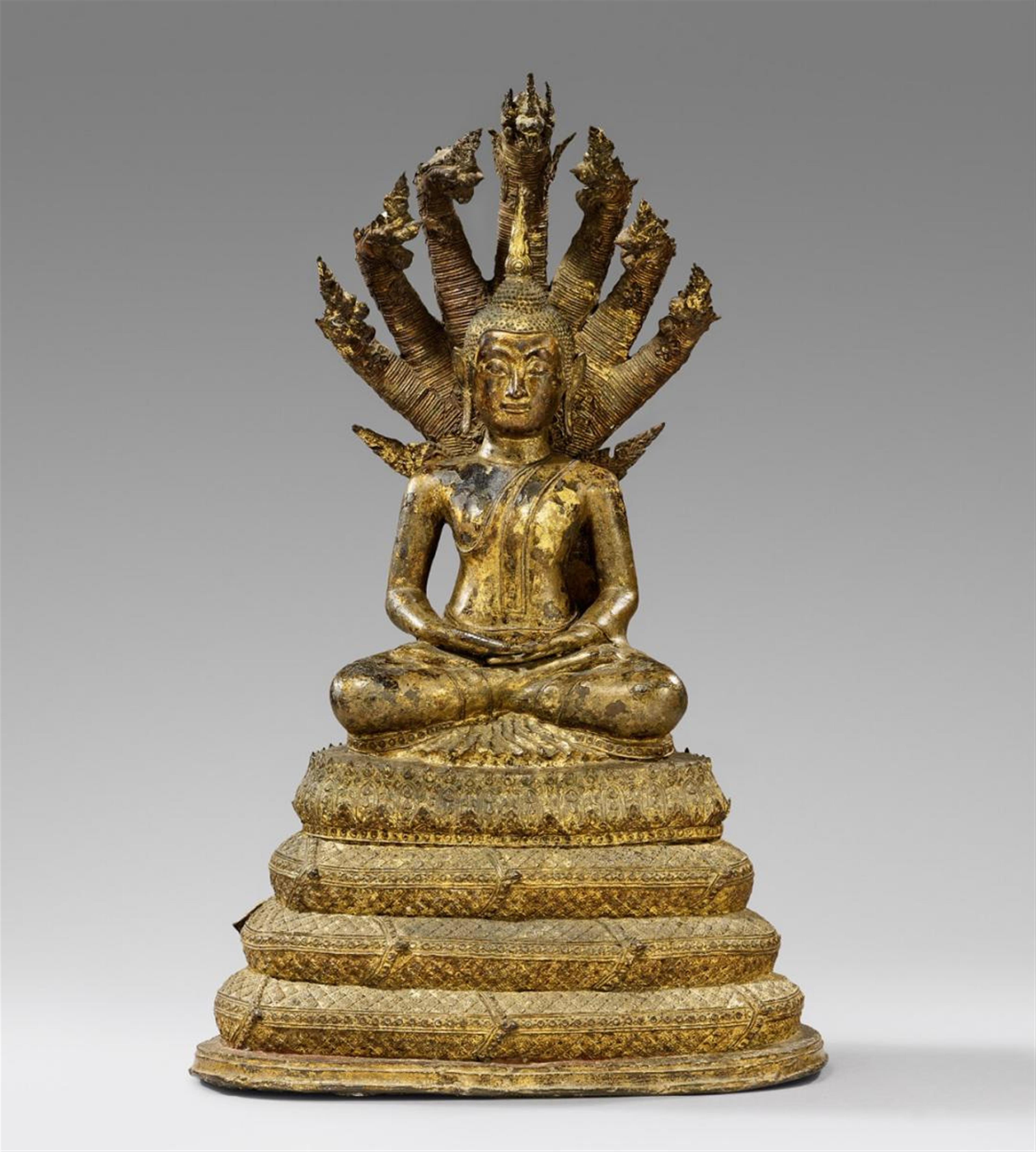 Buddha auf naga. Bronze über Schwarzlack vergoldet. Thailand Ratanakosin. 19. Jh. - image-1