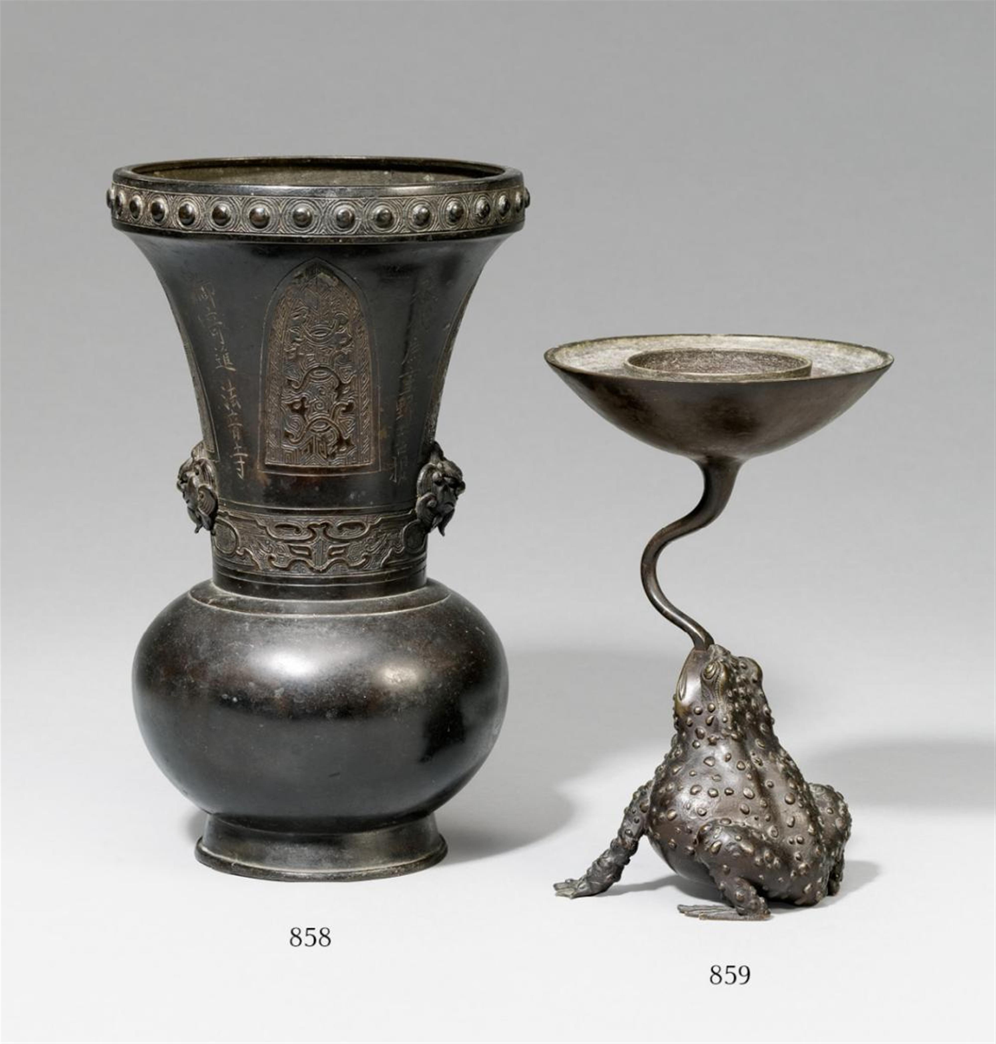 A bronze altar vase. 19th century - image-1