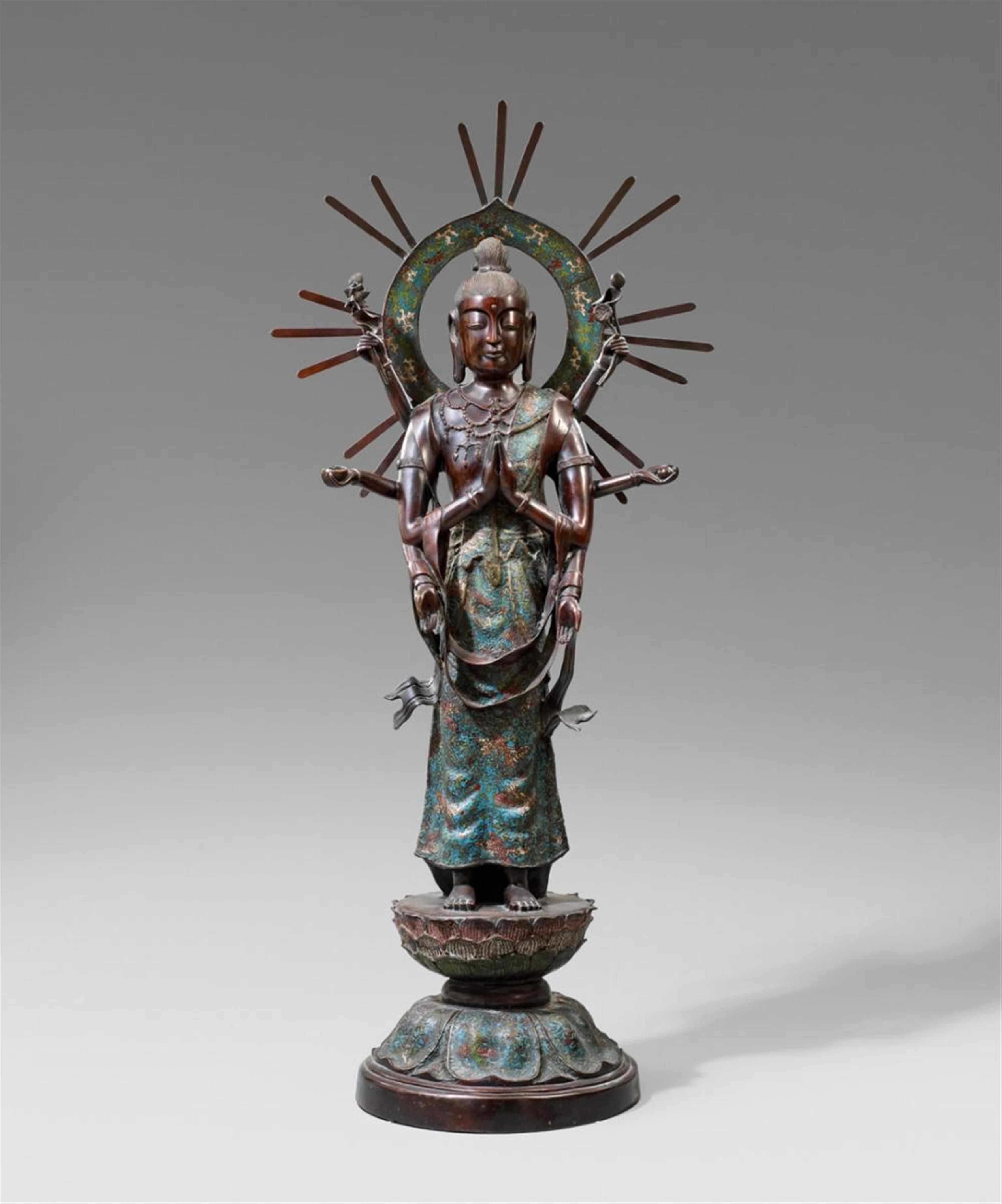 Achtarmiger Kannon Bosatsu. Bronze und émail champlevé. Spätes 19. Jh. - image-1