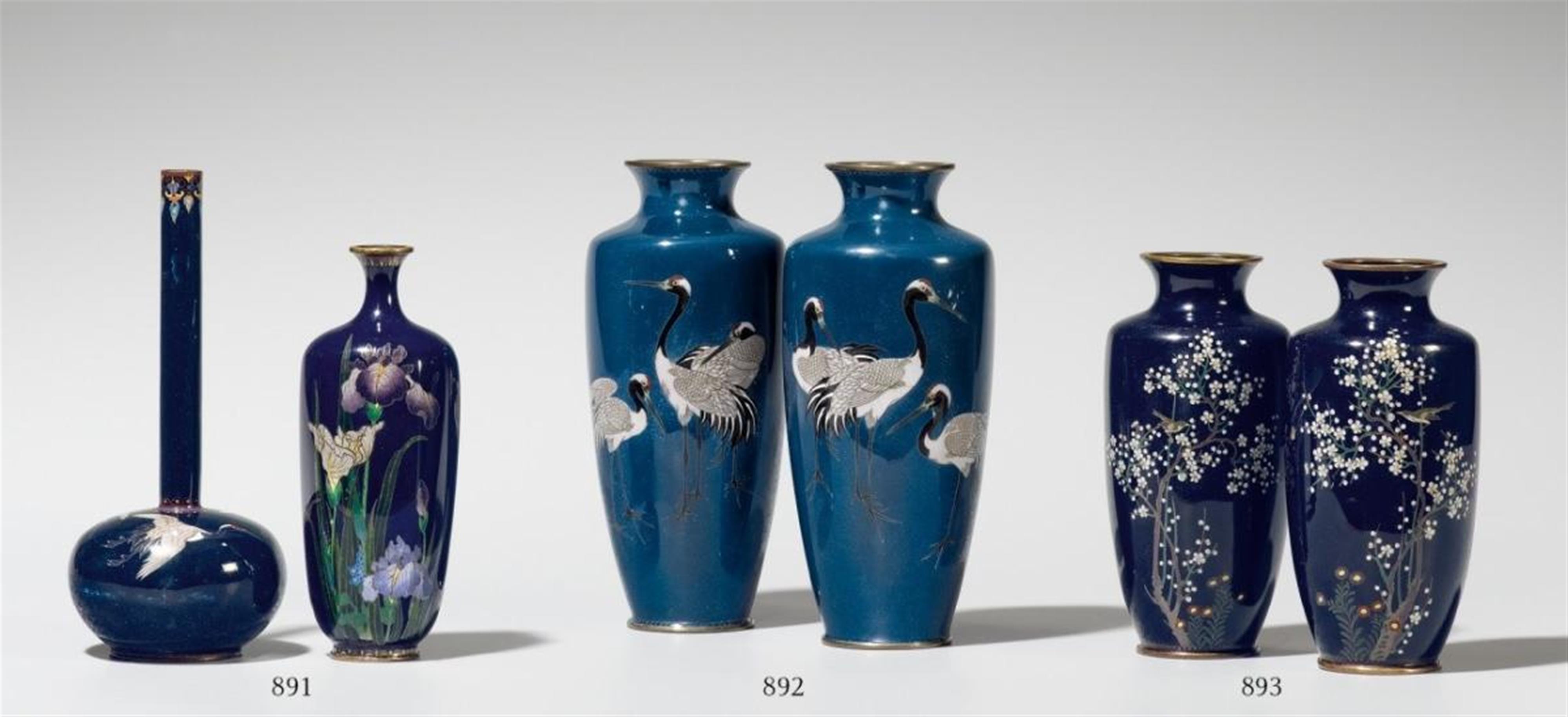 A pair of small cloisonné enamel vases. Around 1900 - image-1