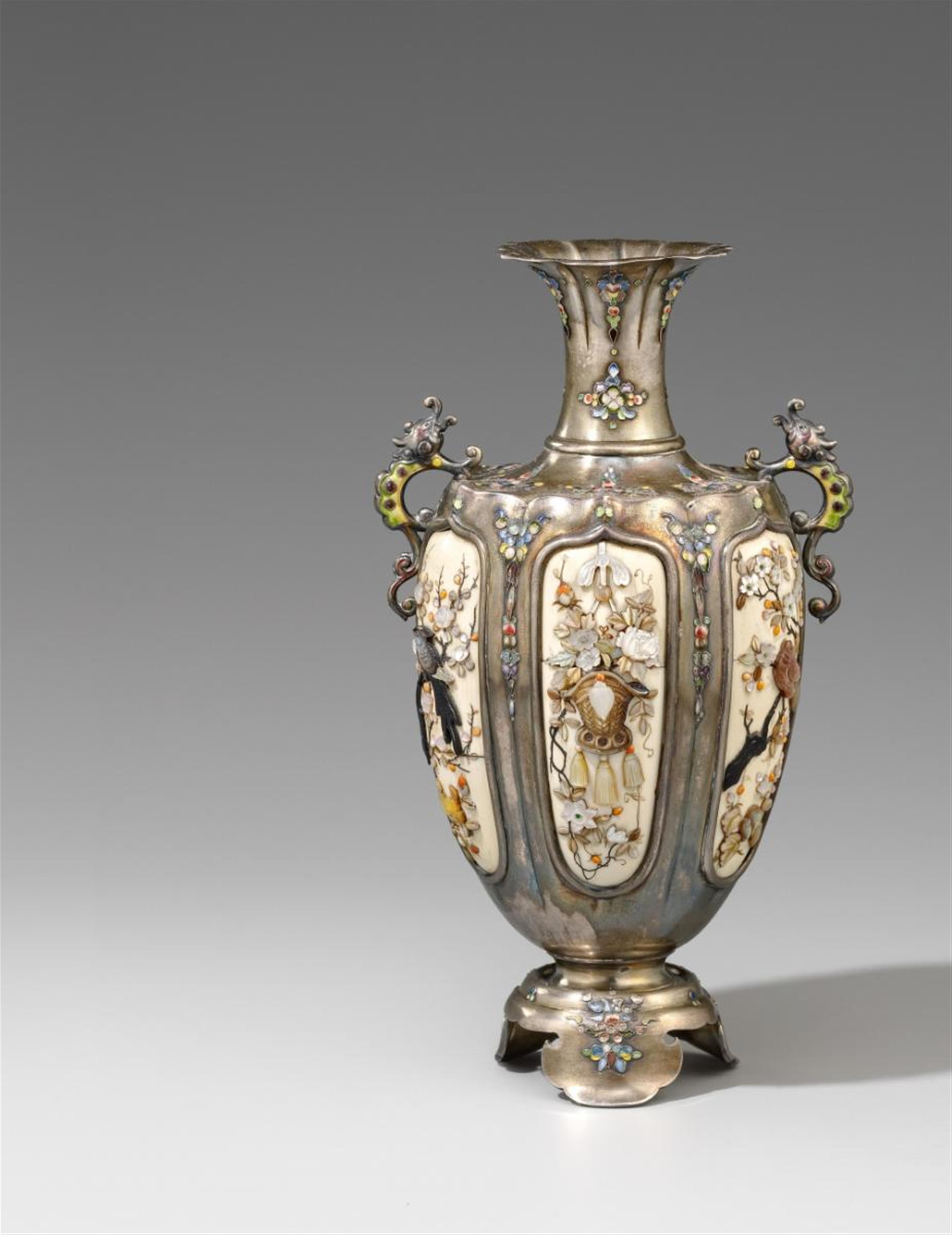 A silver and Shibayama inlaid vase. Around 1900 - image-1