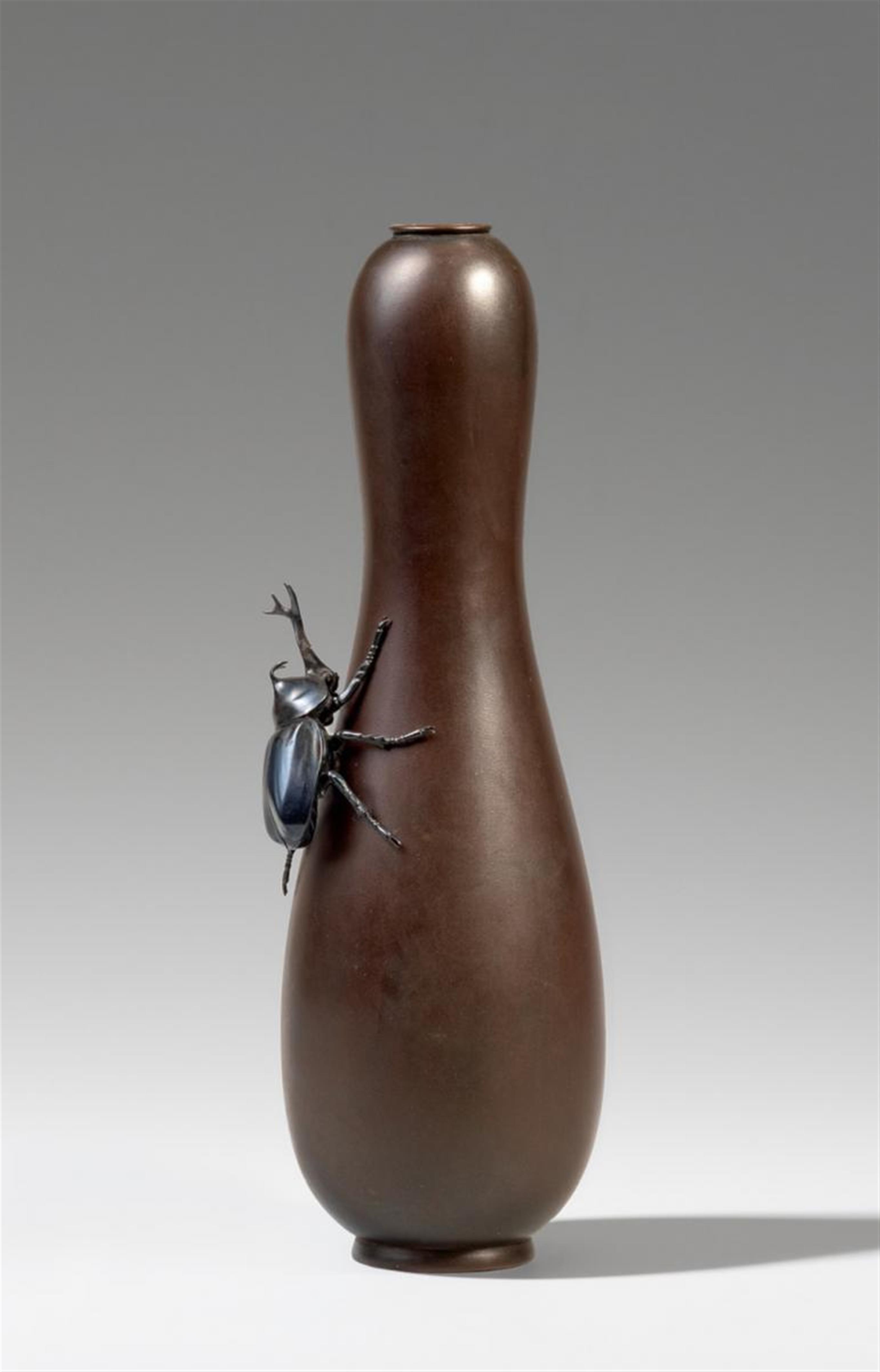 A slender bronze vase. Early 20th century - image-1