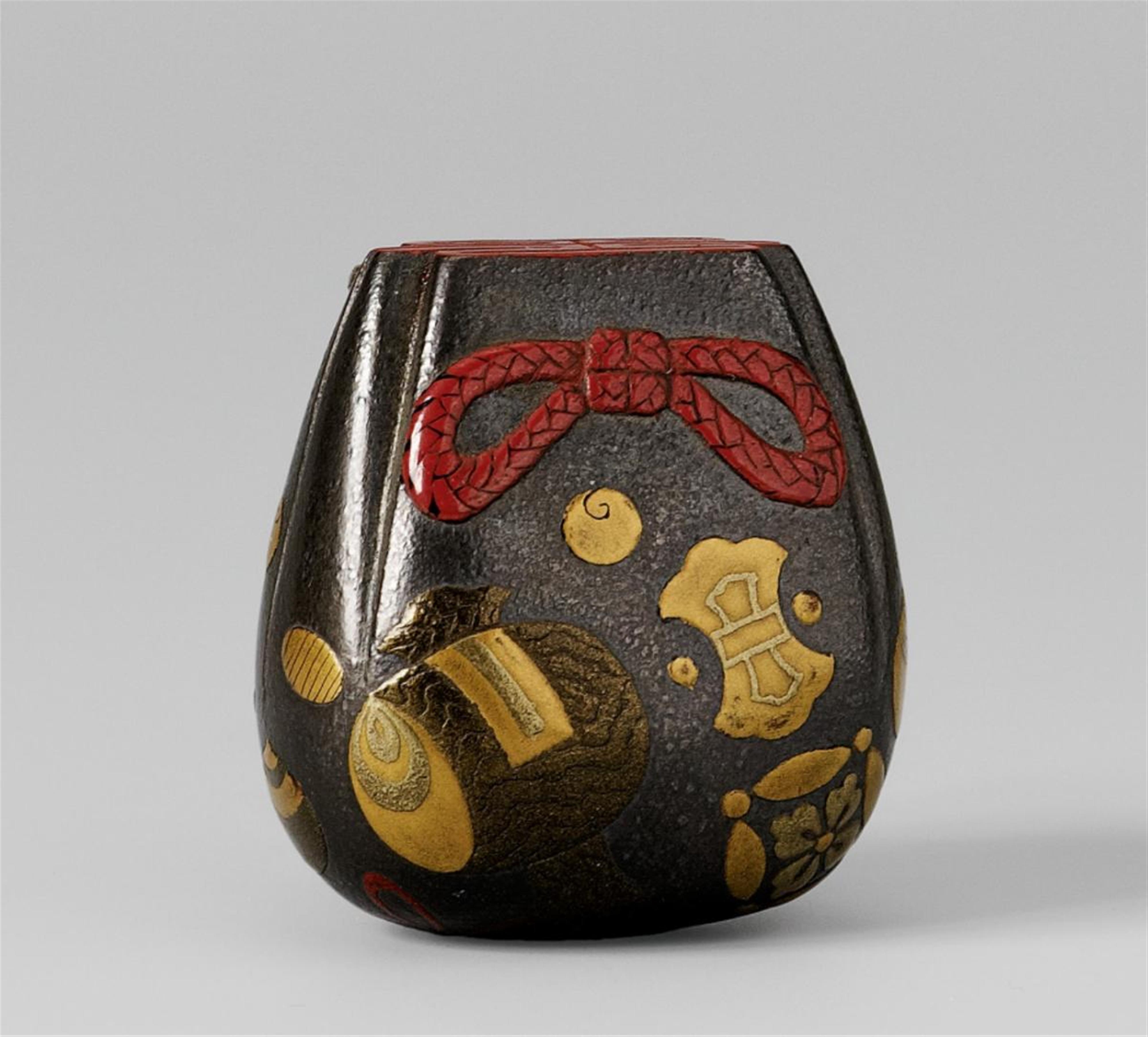 A lacquer netsuke of a money pouch. 19th century - image-1