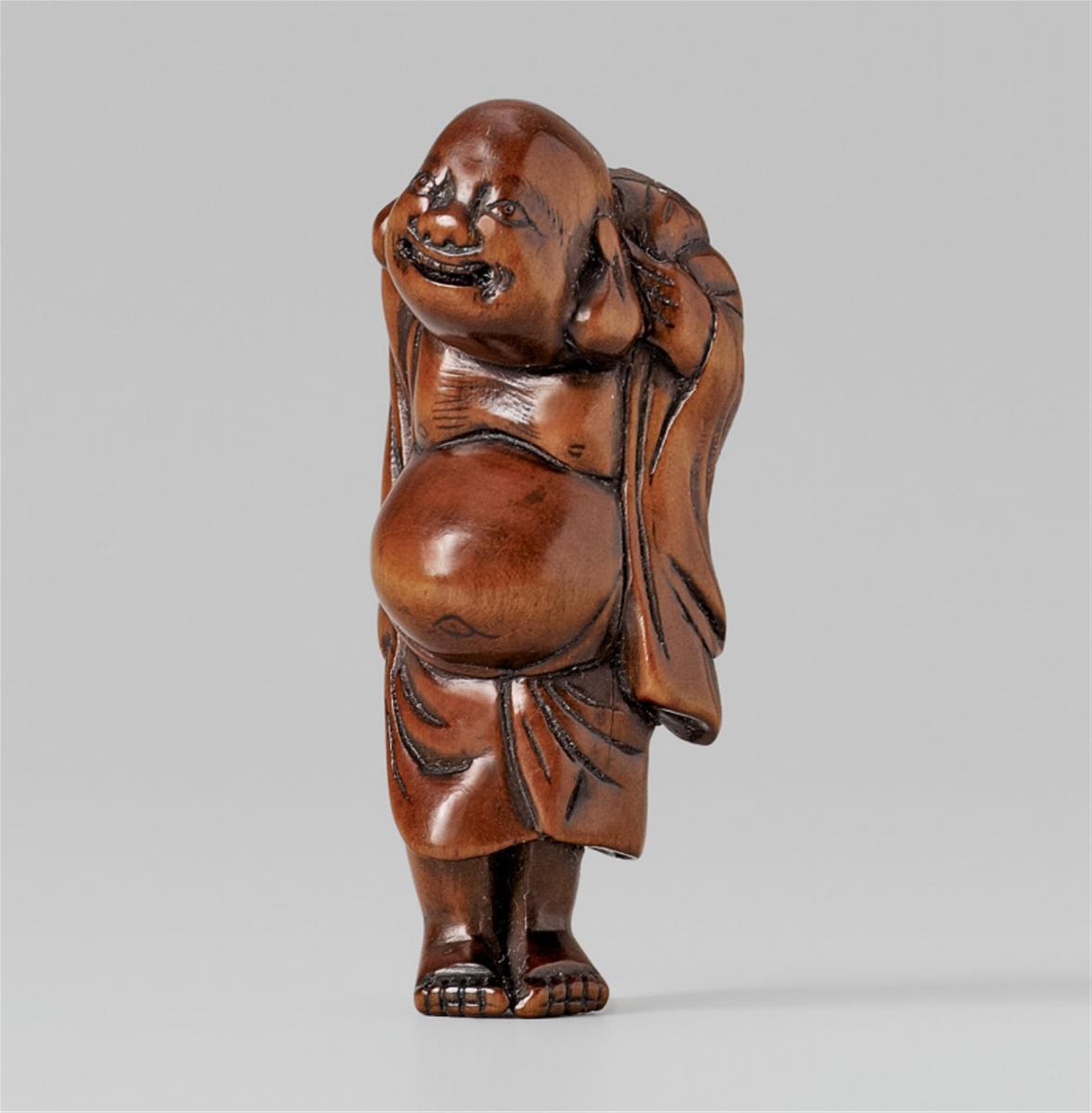 Japan, Netsuke, stehender Hotei mit geschultertem Sack, Buchsbaum, unsigniert, frühes 19. Jh. - image-1