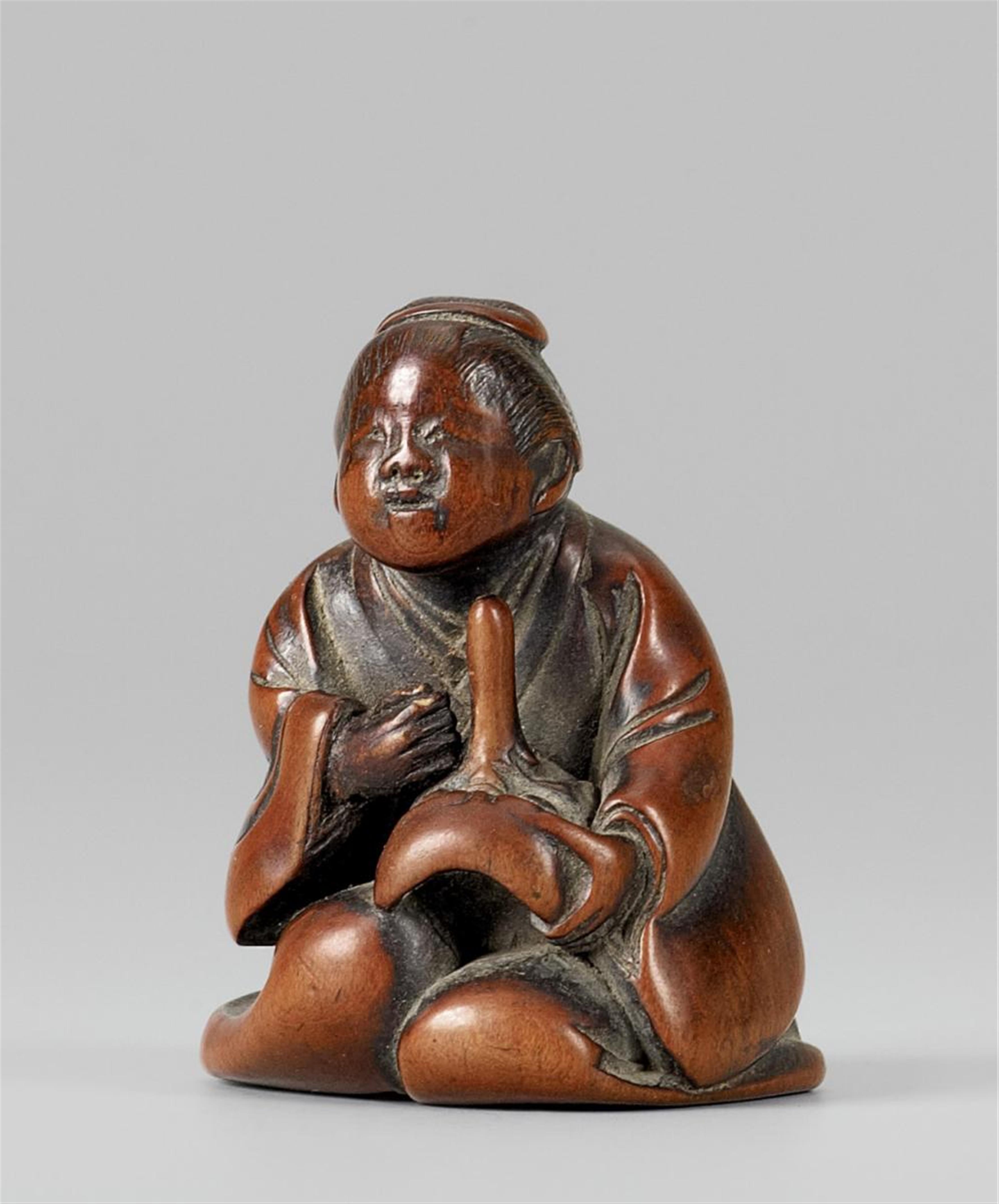 A boxwood netsuke of Okame with a konoha-tengu mask. Mid 19th century - image-1