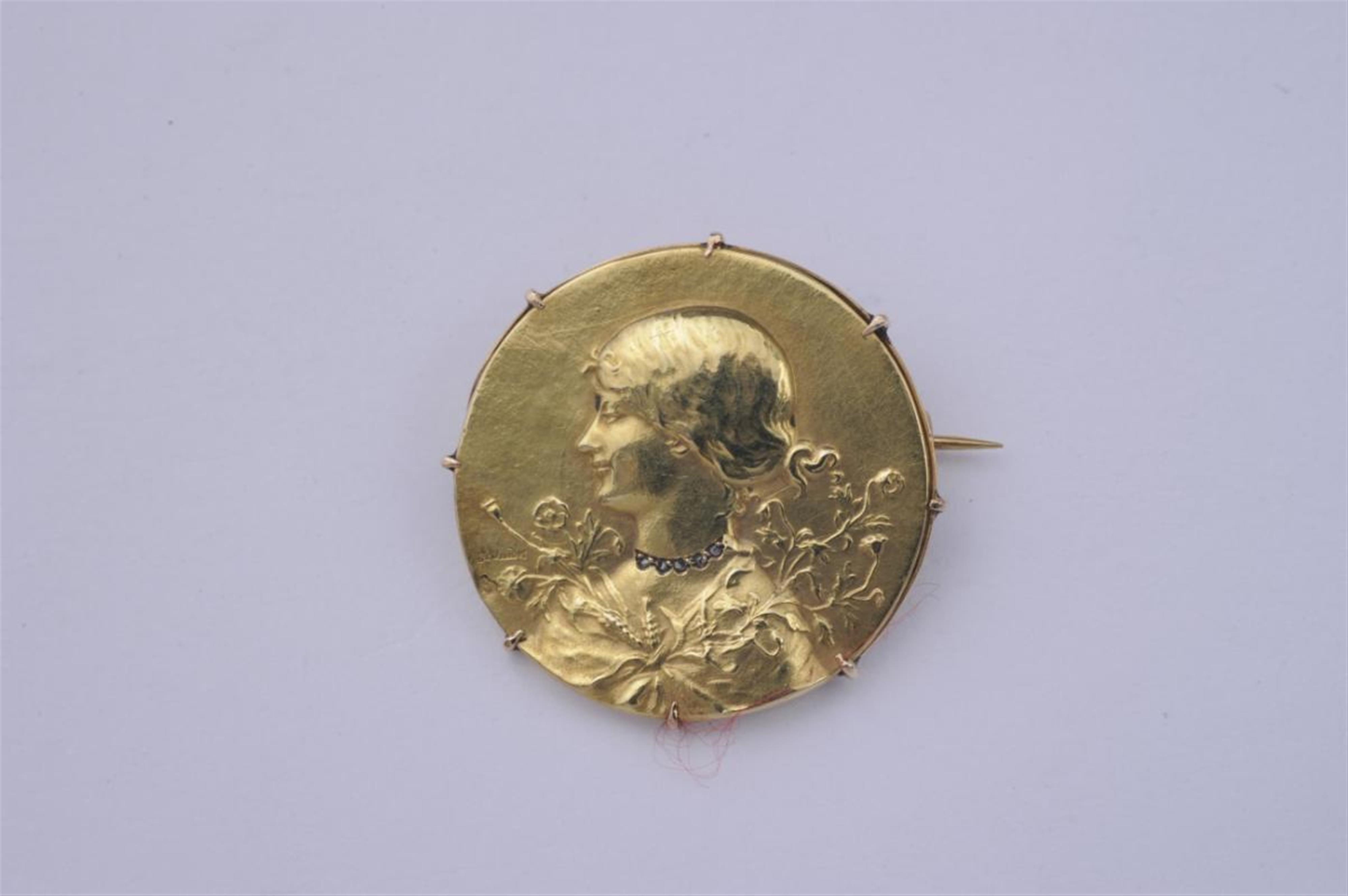 A Parisian 18k gold Art Nouveau medallion brooch. - image-1
