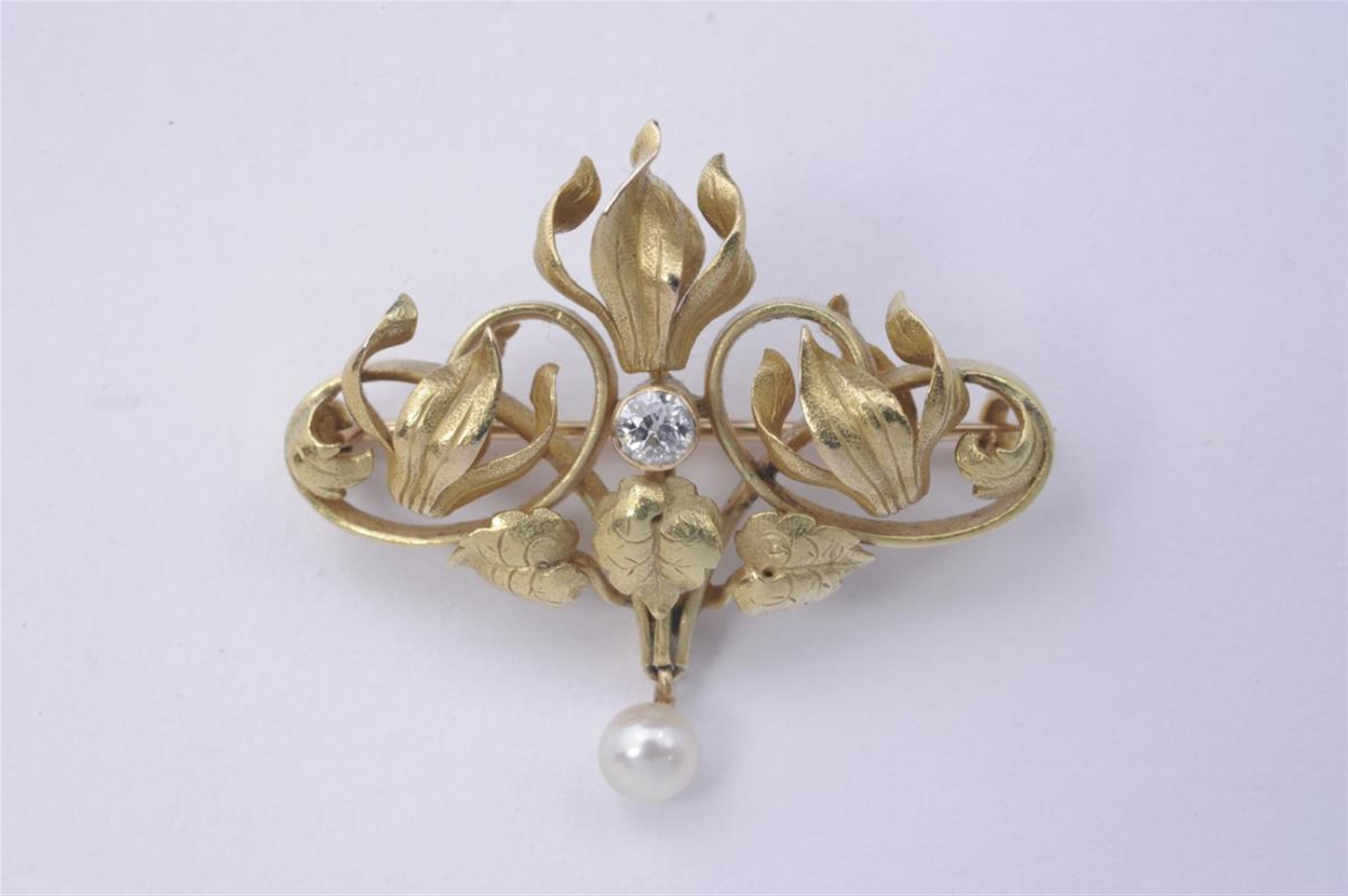 A 14k gold Jugendstil brooch formed as a cyclamen. - image-1