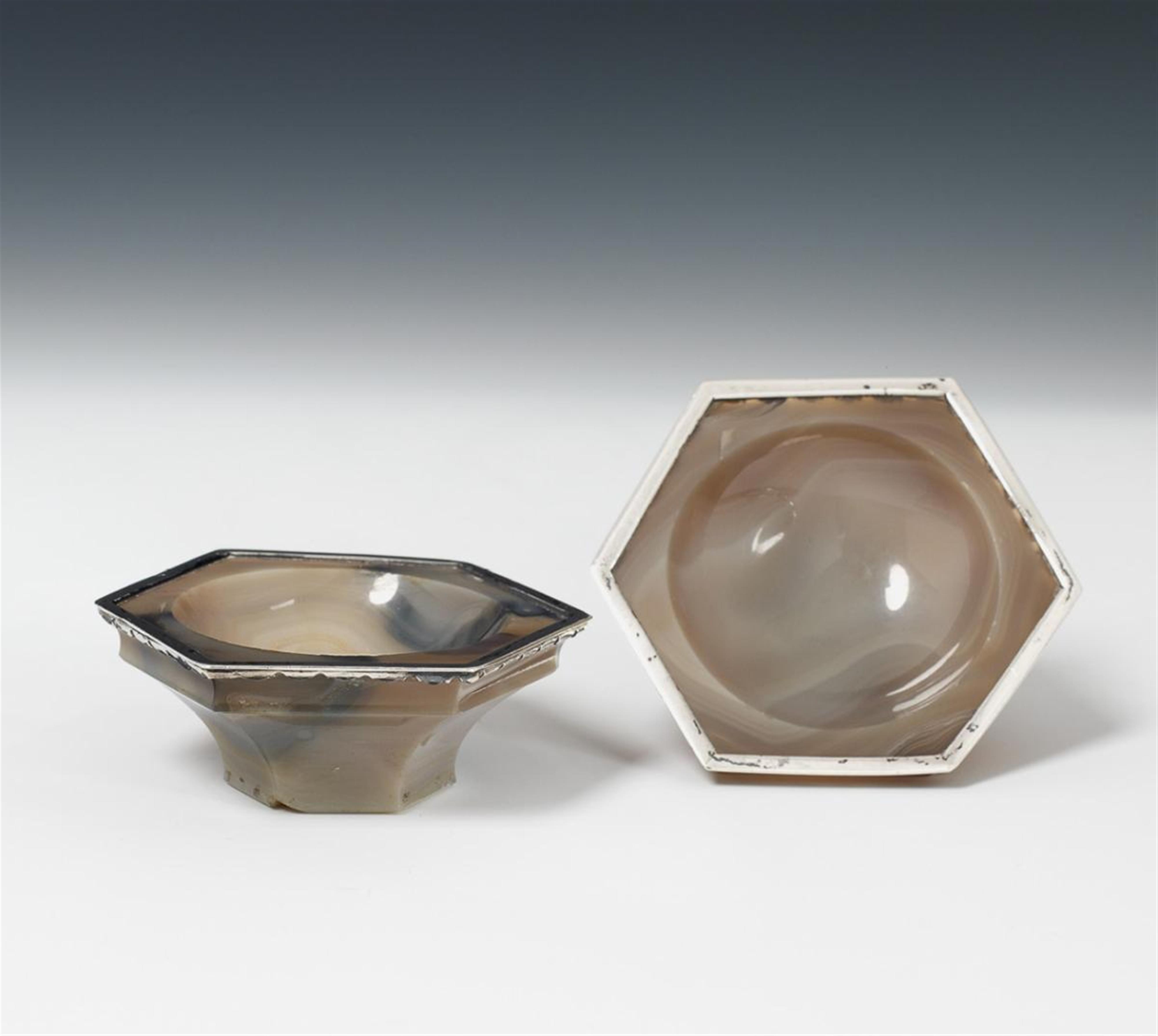 A pair of silver-mounted agate salts. Unmarked, probably South Germany, 17th C. - image-1