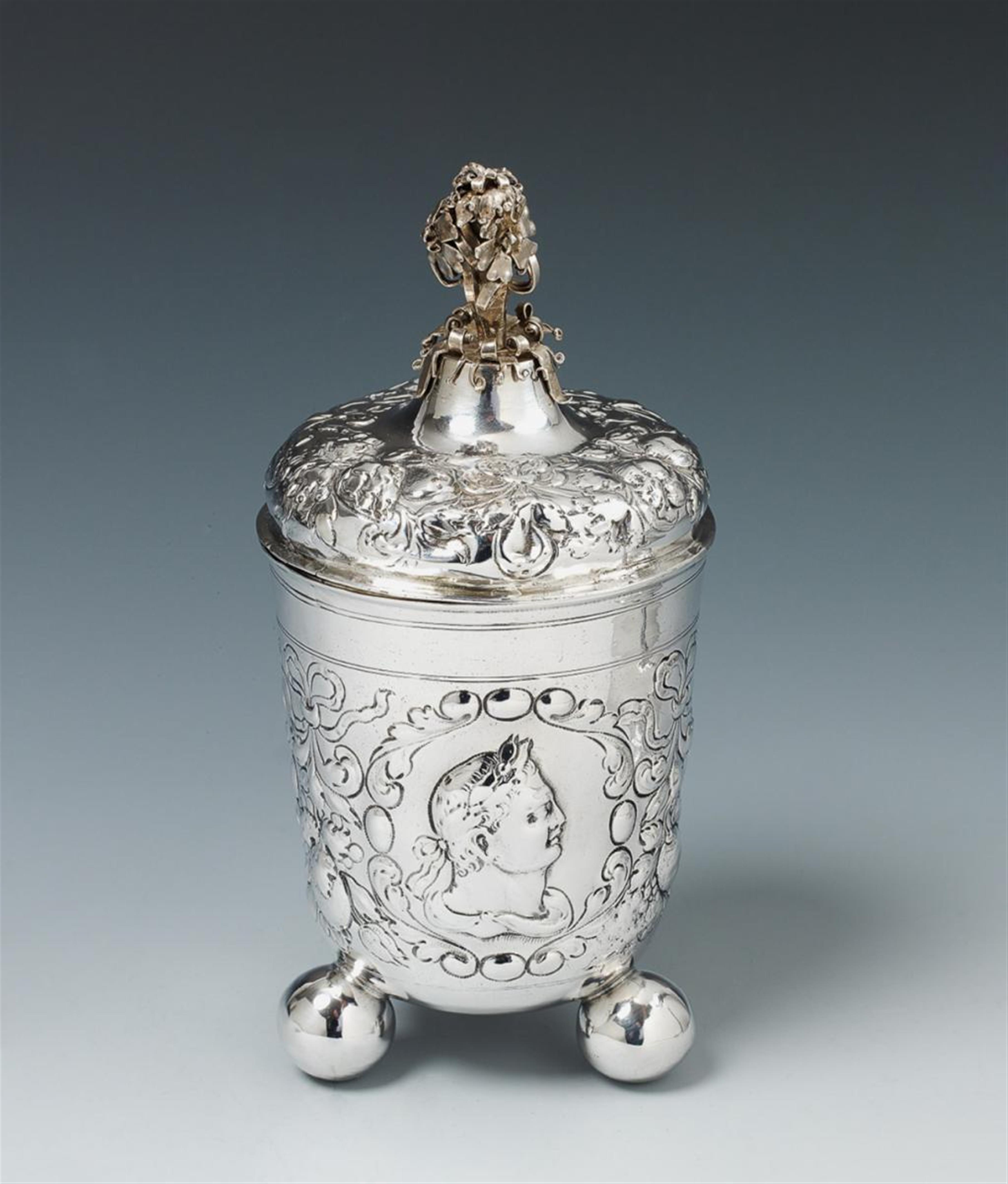A Nuremberg silver interior gilt beaker and cover. Marks of Christoph Hiernonymus Clauß, ca. 1700. - image-1