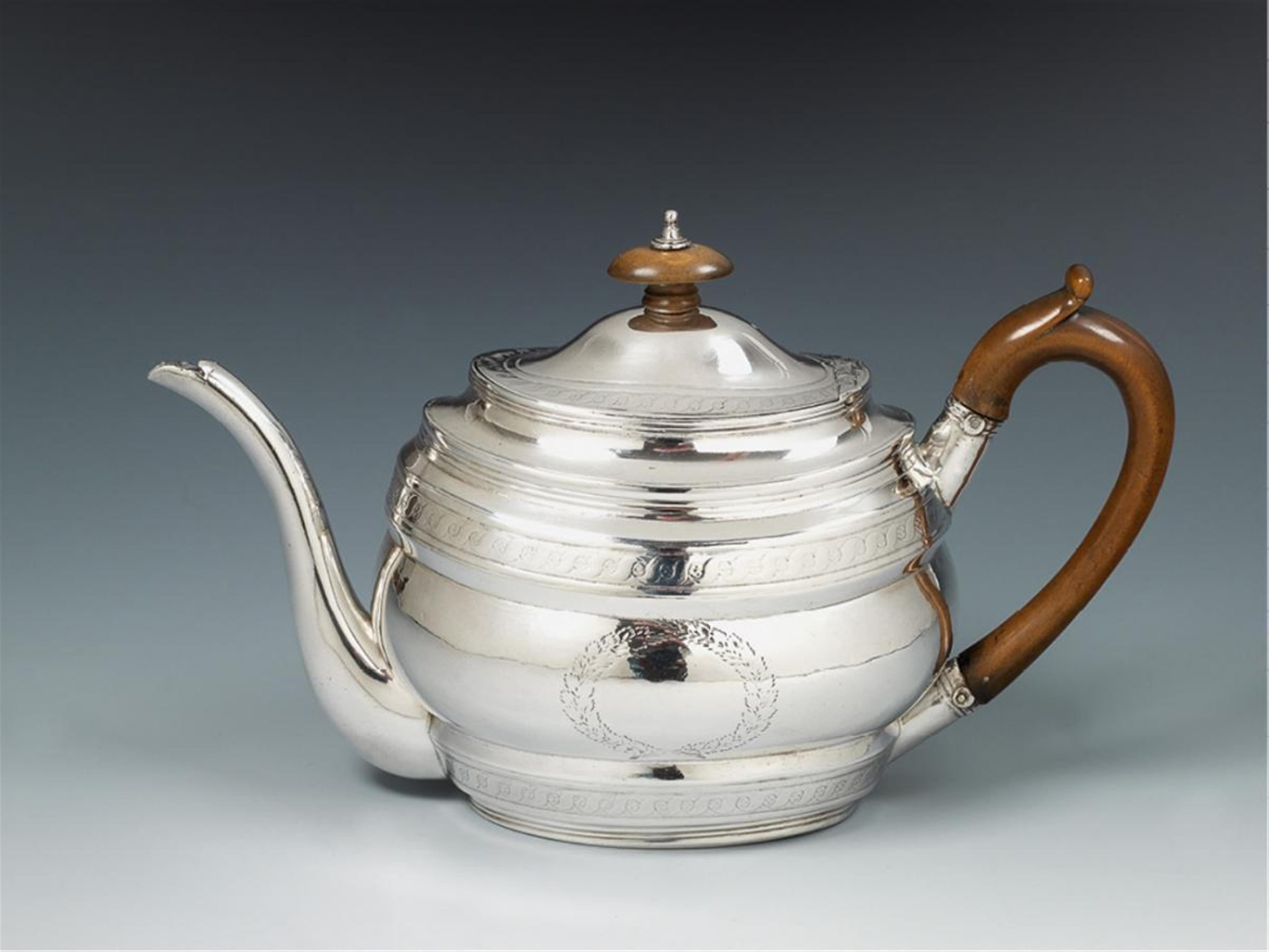 A George III London silver teapot. Marks of Robert I & David II Hennell, 1800. - image-1