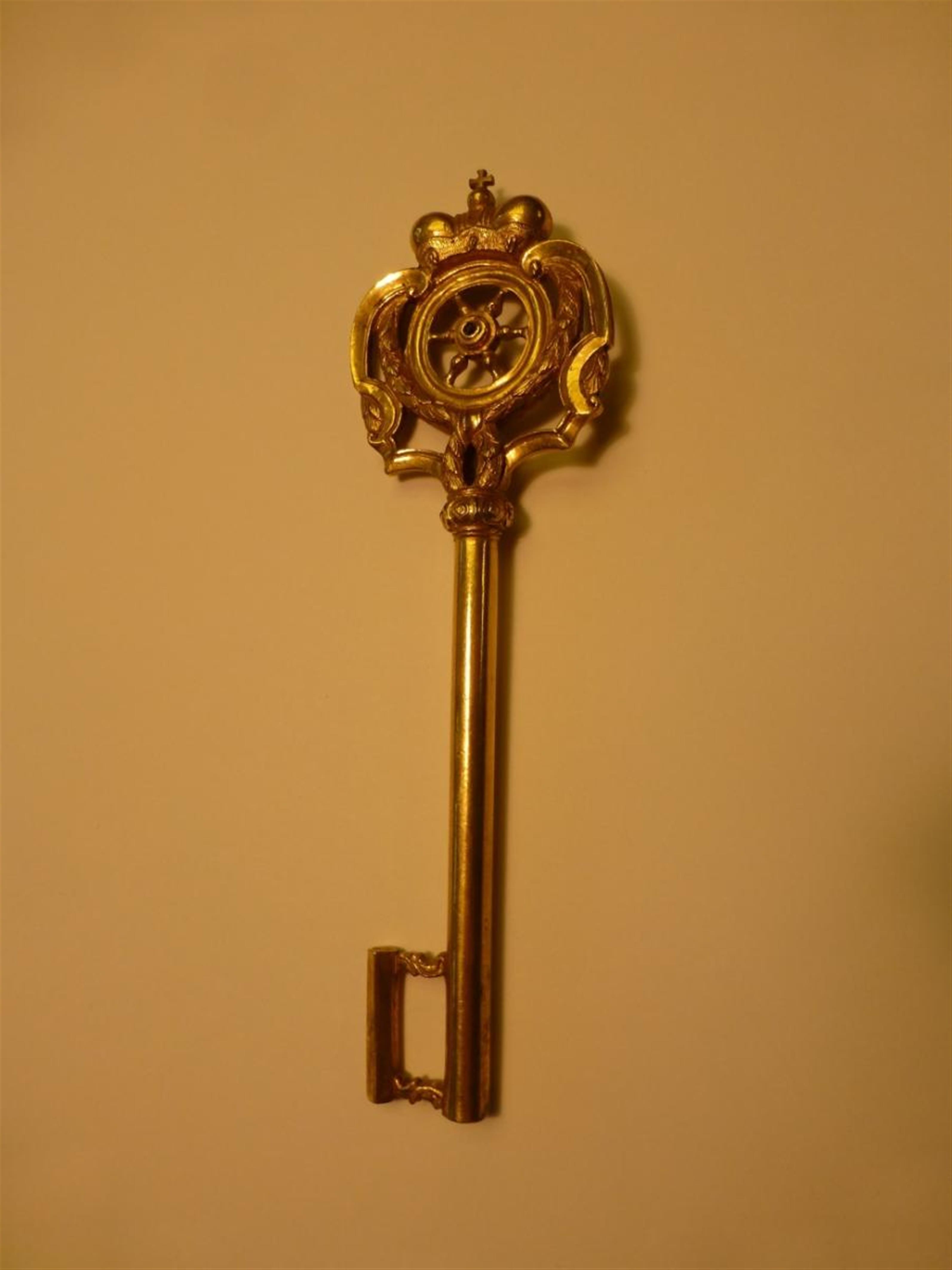 A three fire-gilt bronze chamberlain's key. - image-1