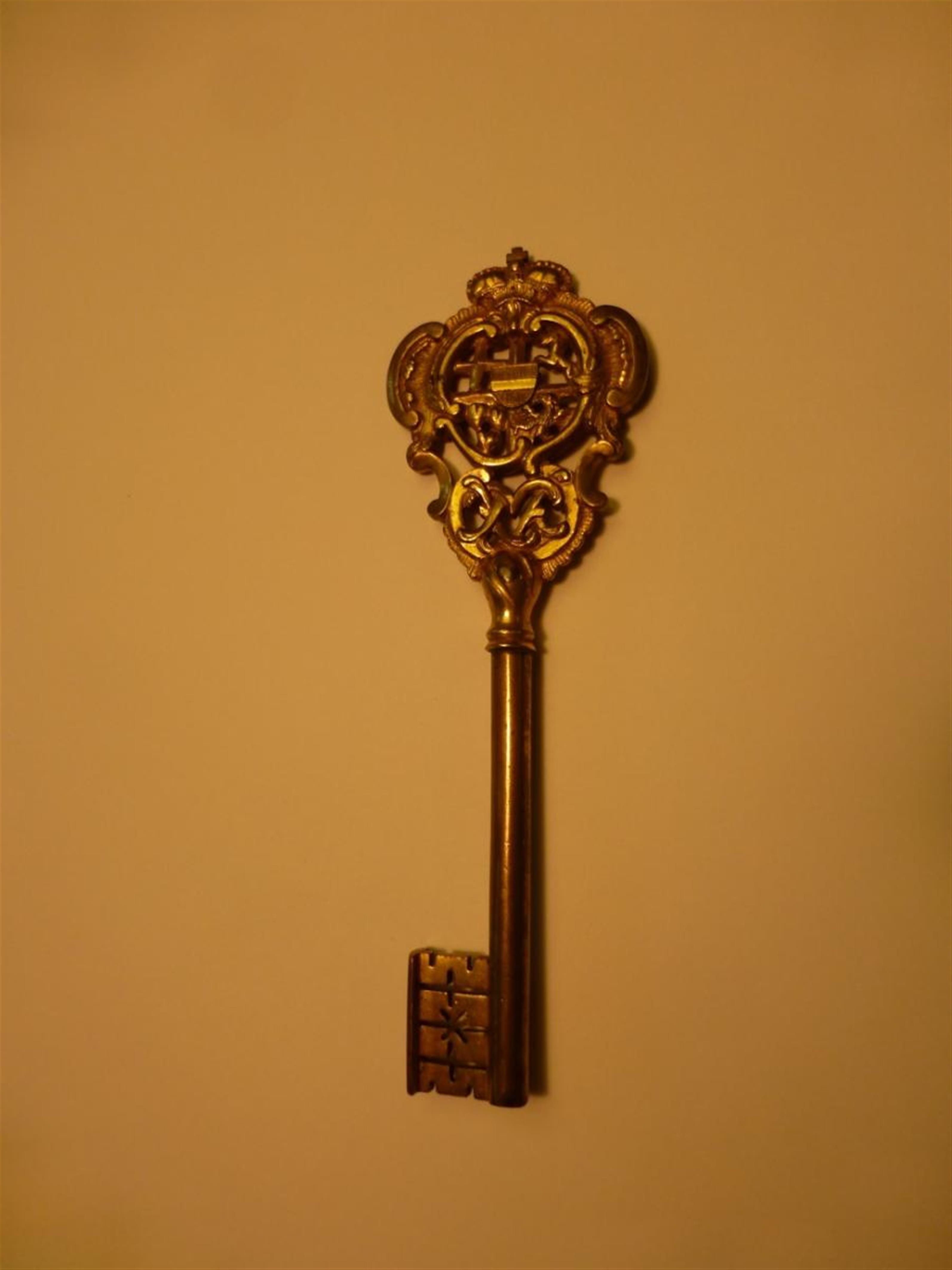 A fire-gilt bronze Cologne chamberlain's key. - image-1