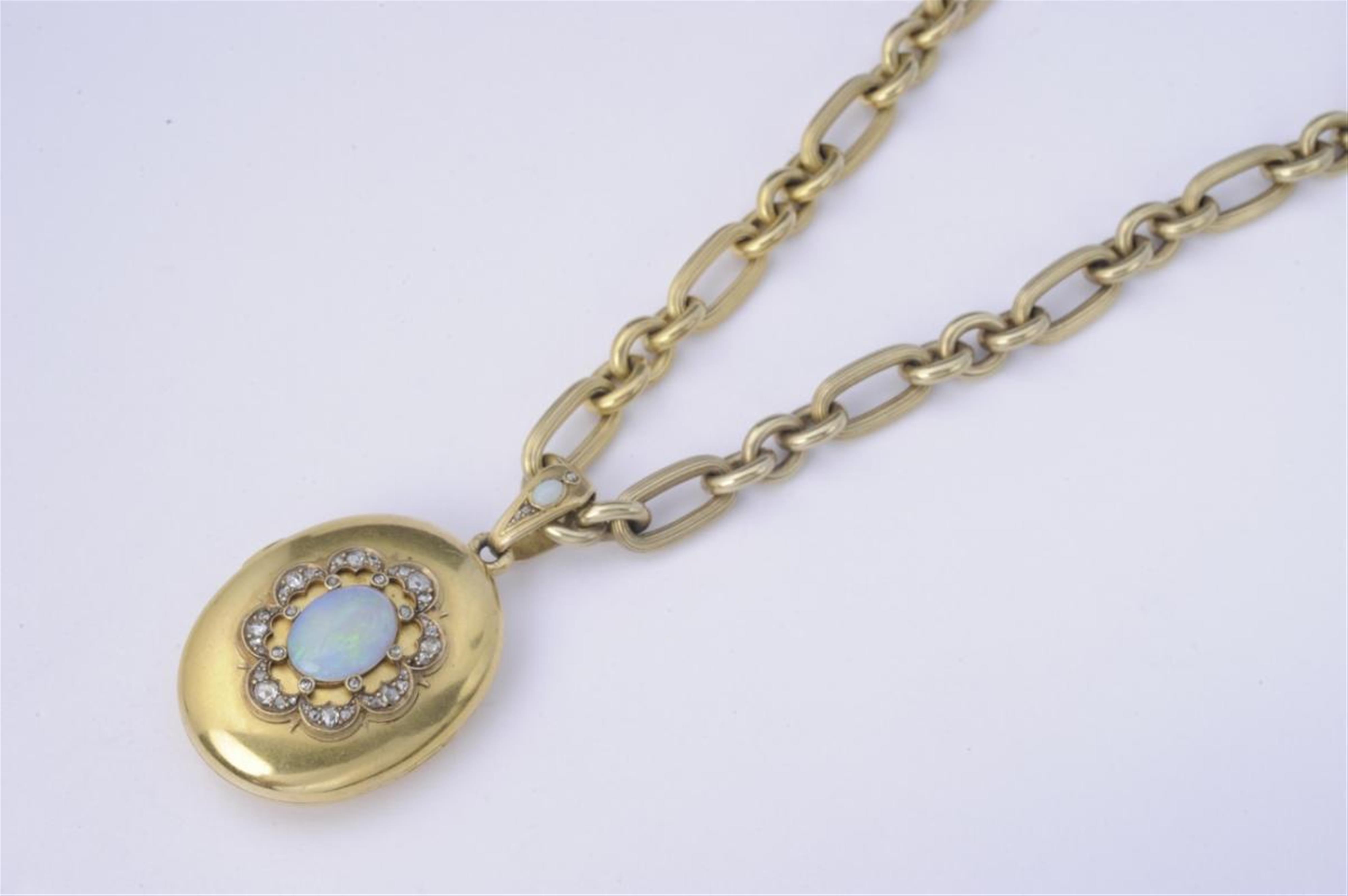 A Viennese 14k gold, opal and diamond collier suspending a glazed medallion containing a piece of silk moire. Collier mit Medaillonanhänger - image-1