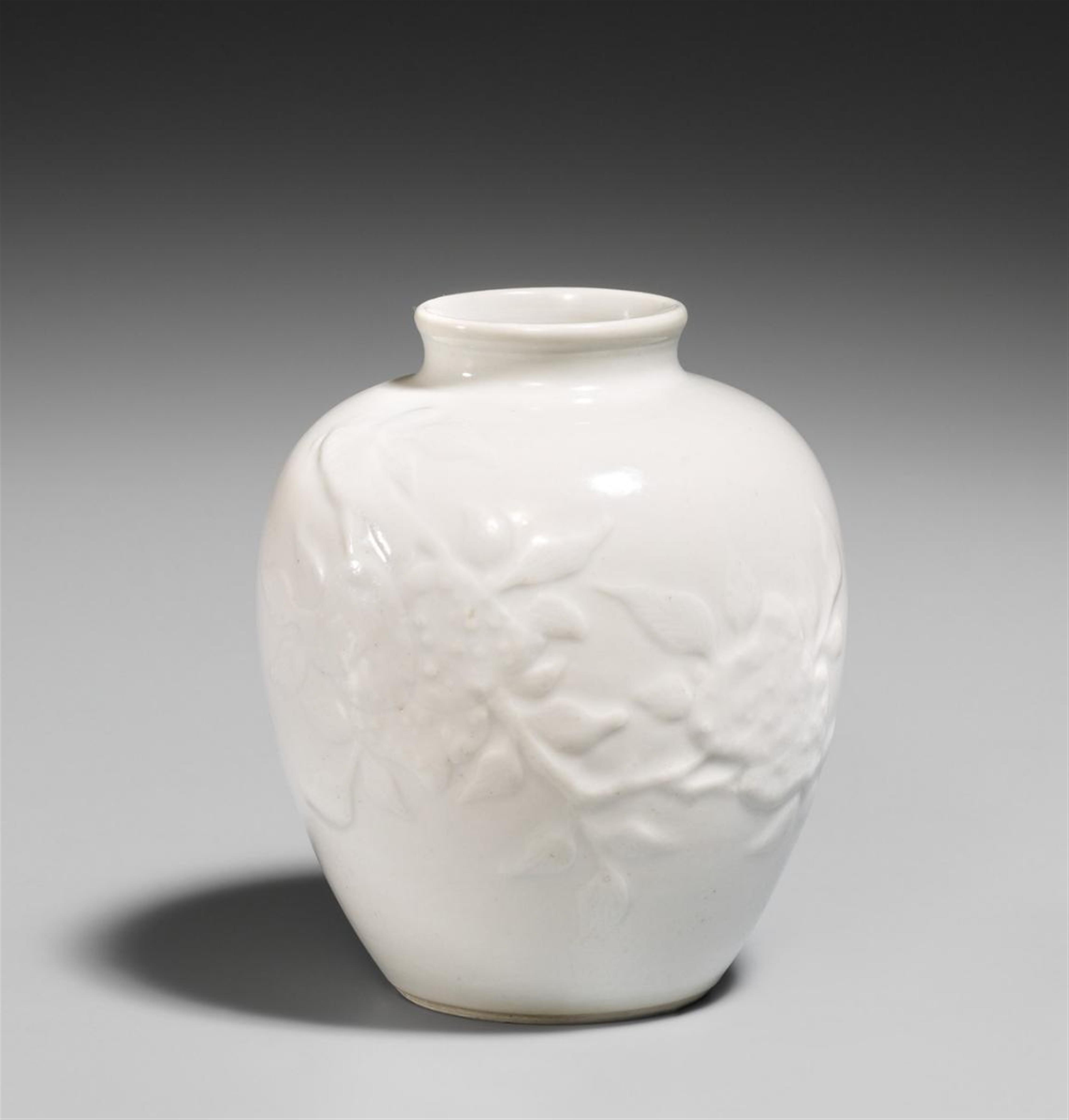 Weiß glasierte Vase mit Reliefdekor. 18. Jh. - image-1