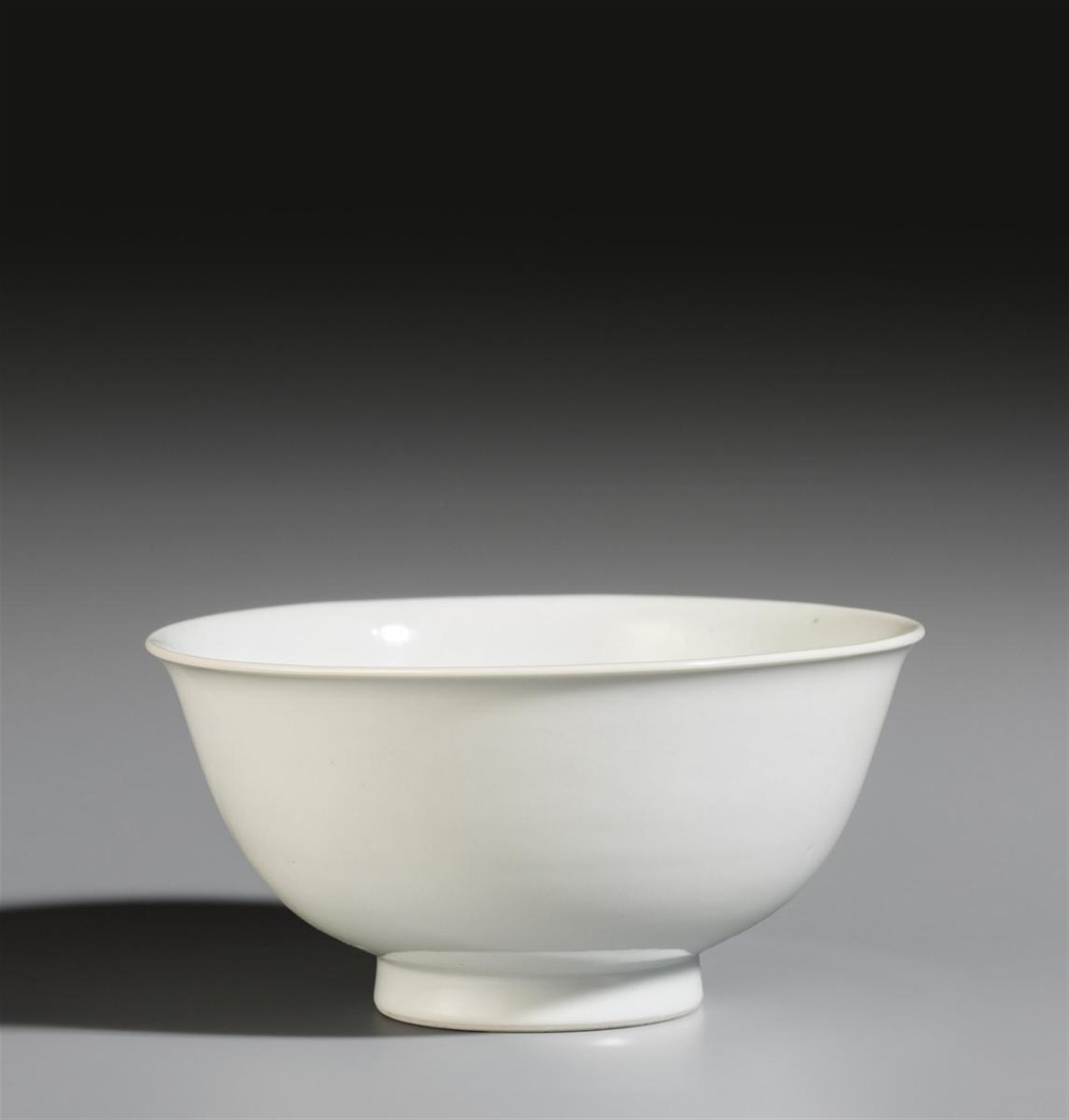 An anhua decorated white dragon bowl. Kangxi period (1662-1722) - image-1