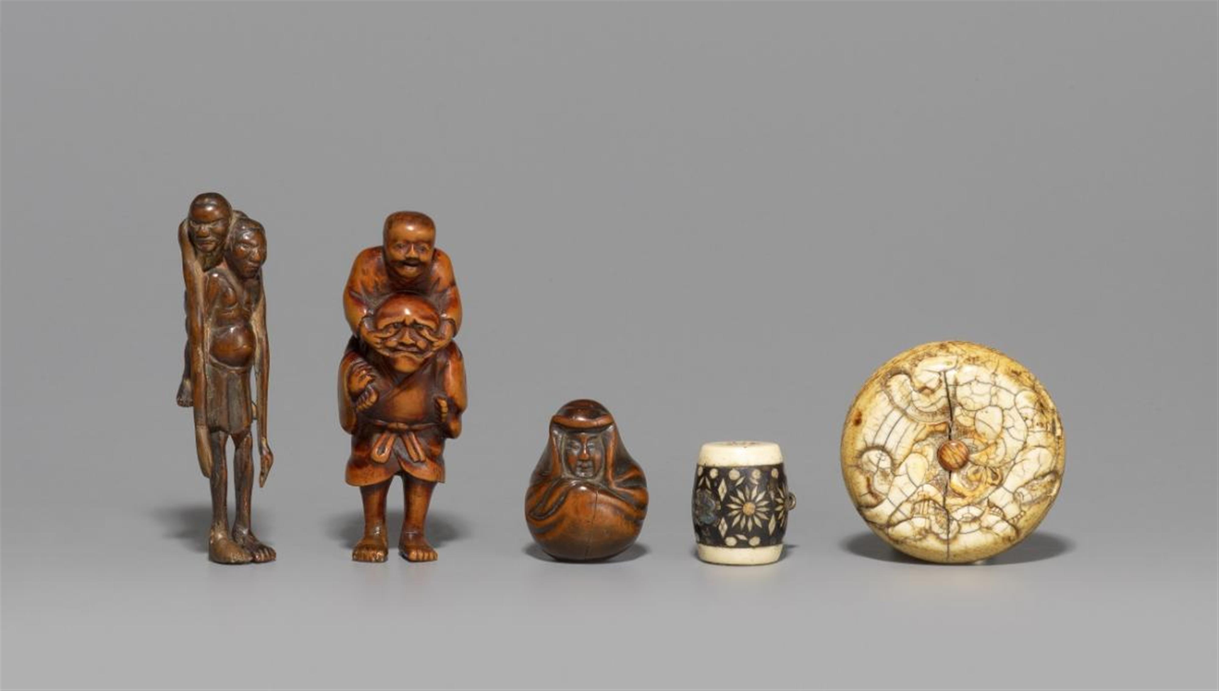 Three wood netsuke and two manjû. 19th century - image-1